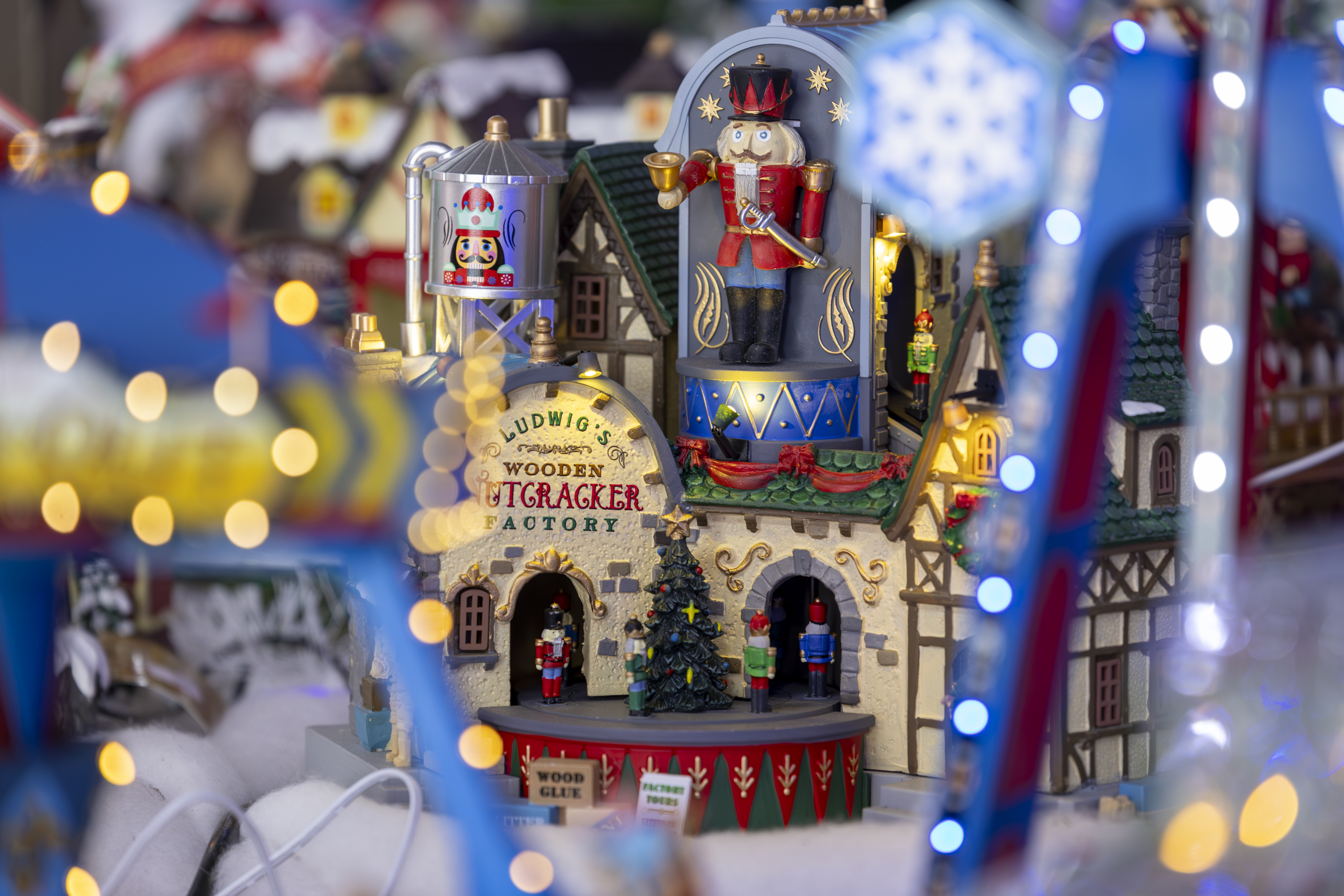 26/11/2024, San José, Goicoechea, fotografías de los adornos navideños de Cascanueces.