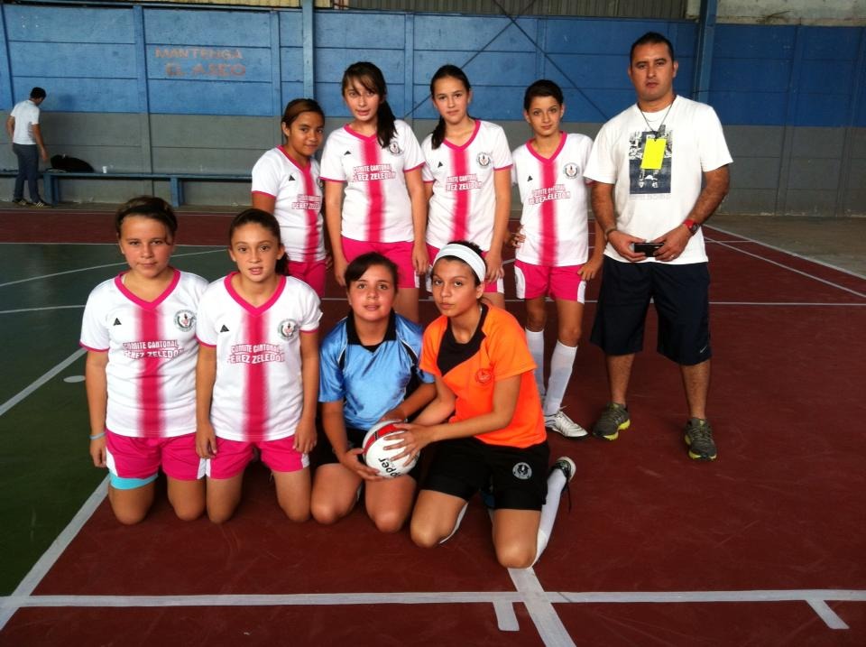 Priscilla Chinchilla, abajo, segunda de izquierda a derecha en una foto de 2013, durante la final nacional escolar de fútsal en Sarchí. Foto: Cortesía