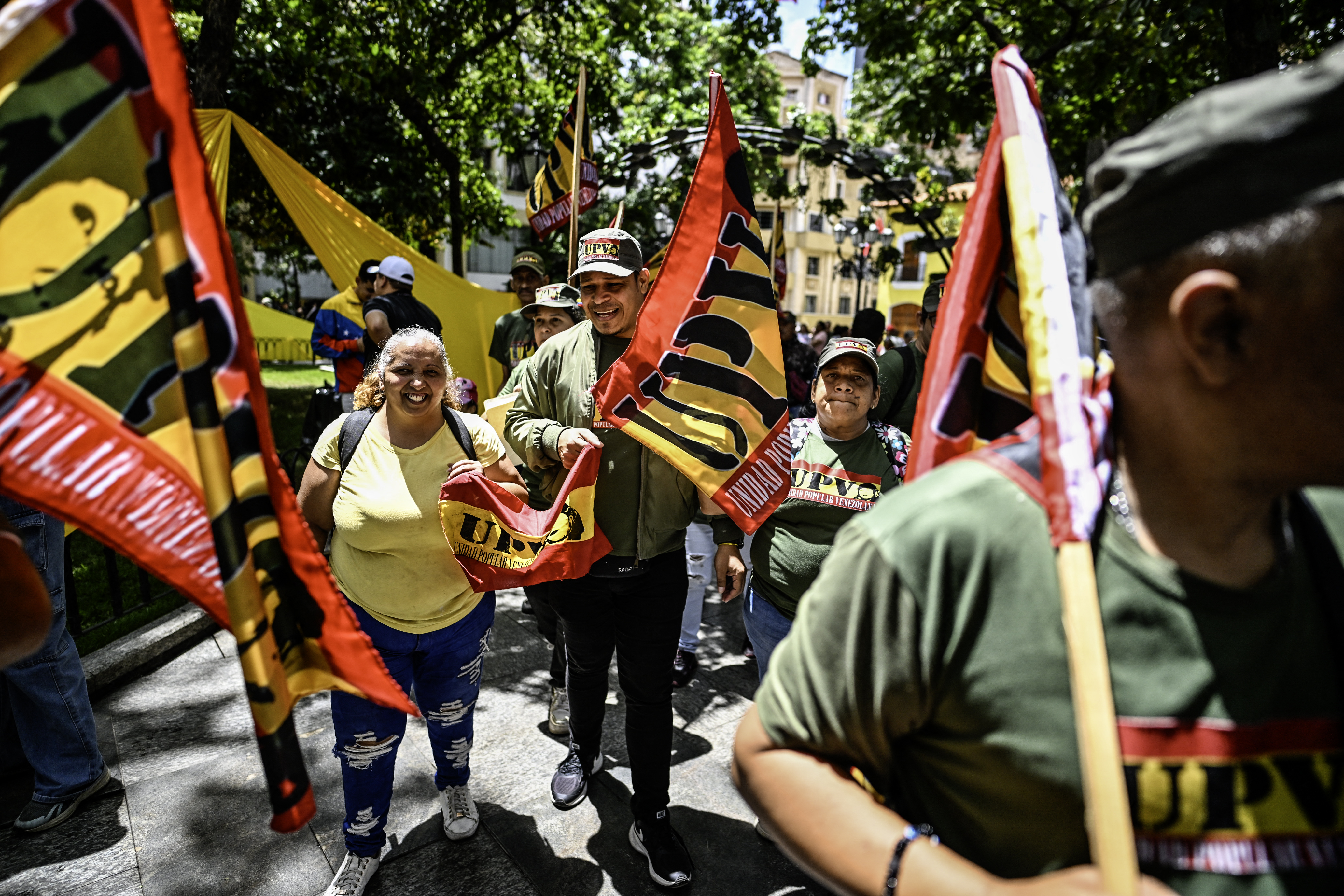 Miembros de la Unidad Popular Venezolana (UPV) participan en la campaña de alistamiento nacional convocada por el gobierno del presidente Nicolás Maduro en la plaza Bolívar en Caracas, el 23 de agosto de 2025.