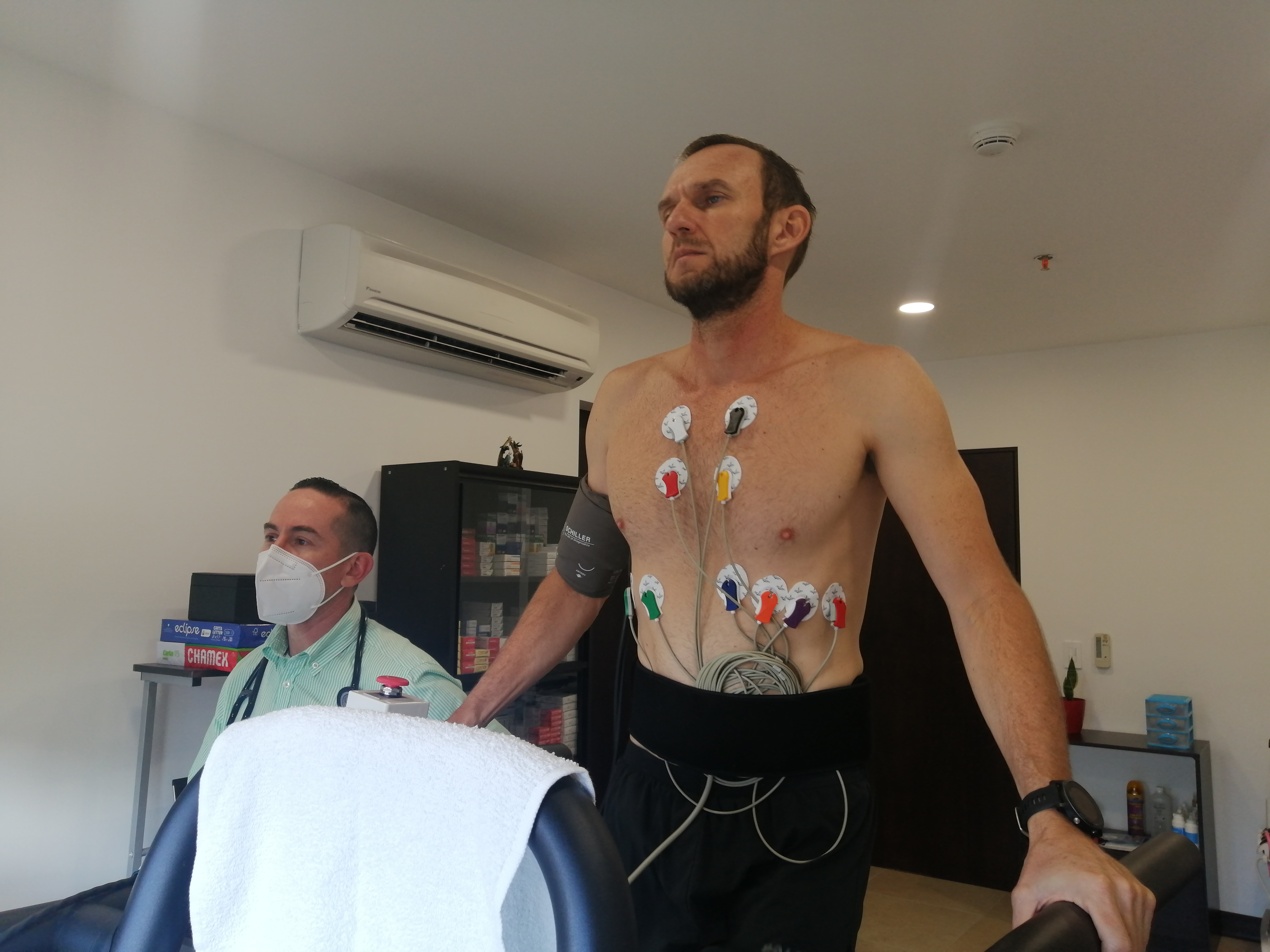 El doctor Juan Pablo Solís realizó la prueba de esfuerzo a Miguel Jara, atleta de 45 años, con prácticamente toda su vida realizando deporte de alta intensidad. Foto: Fiorella Masís