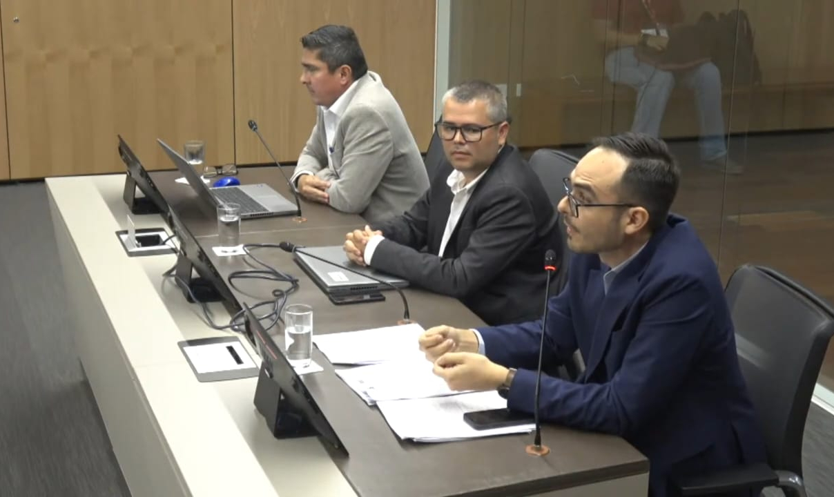 David Rojas, ingeniero de la DGAC dijo haber recibido la solicitud de parte del ingeniero del MOPT para certificar datos erróneos en justificación de proyecto para intervenir pista. Foto: Captura de video.