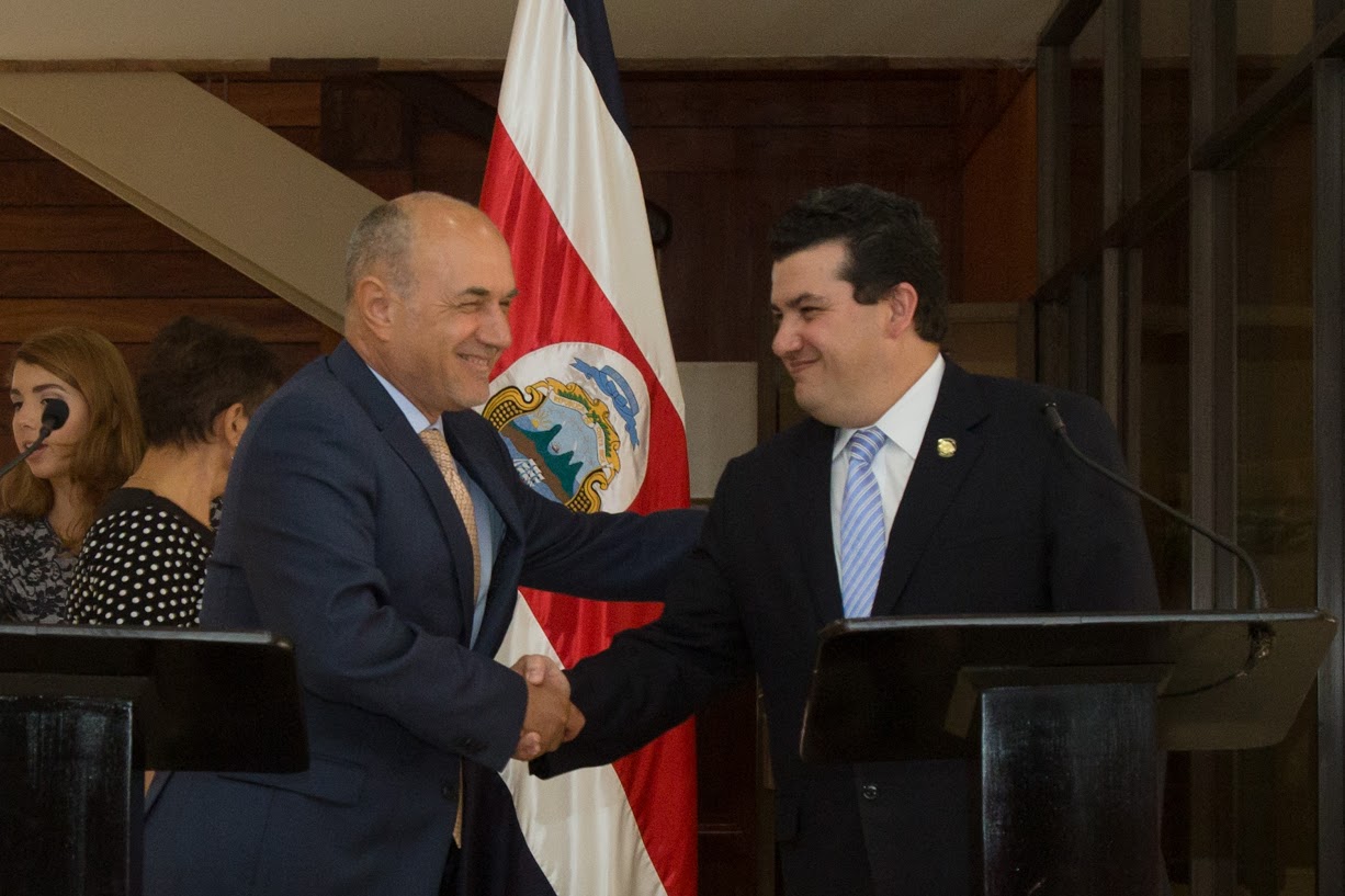 El ministro de la Presidencia, Sergio Alfaro (der.) y Carlos Maldonado, director de Acnur para Costa Rica, anunciaron que el país albergará hasta por seis meses a 200 ciudadanos del Triángulo Norte de Centroamérica.