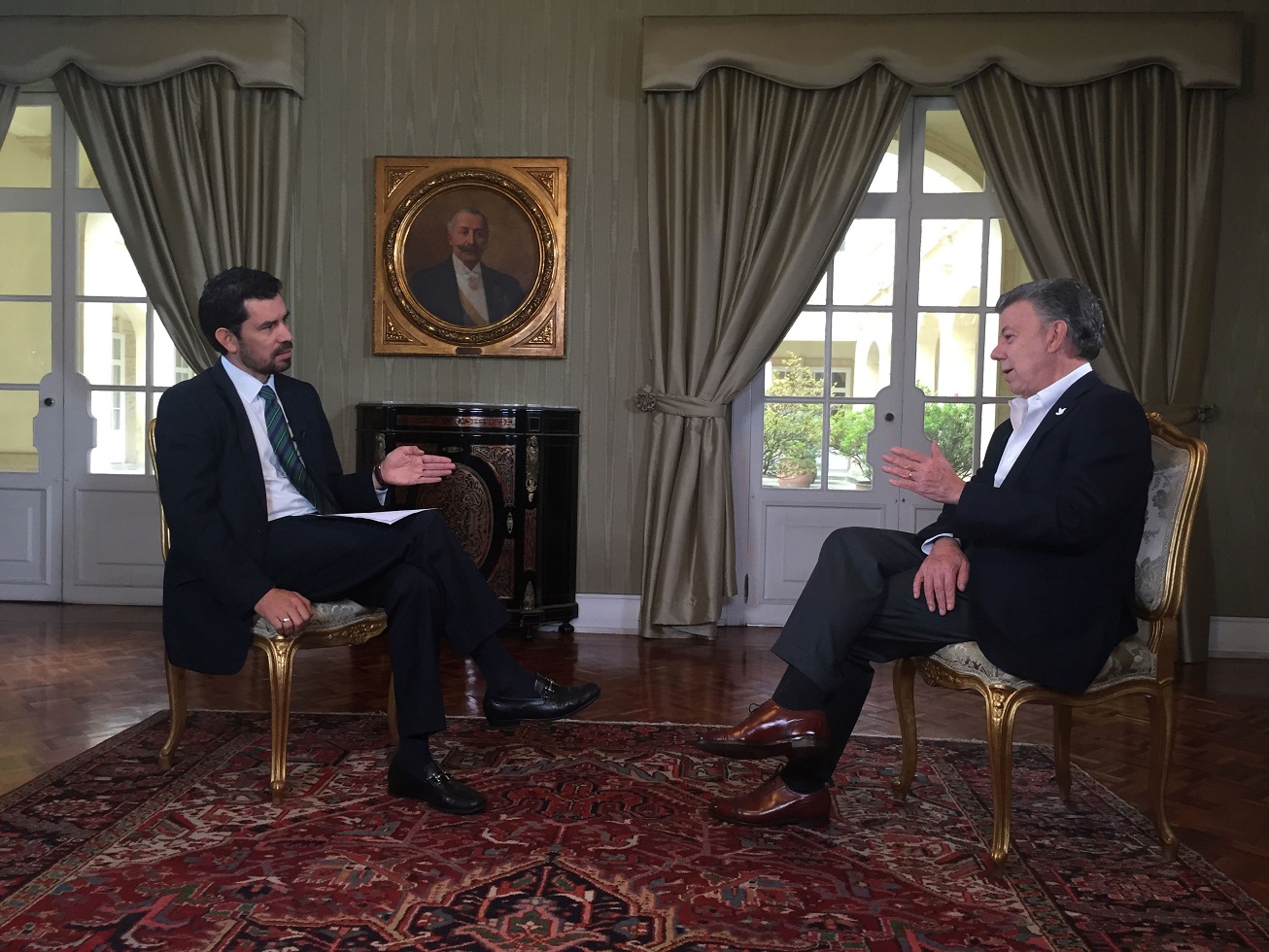 El presidente Juan Manuel Santos (derecha), entrevistado por el editor jefe del diario El Tiempo, Ernesto Cortés.