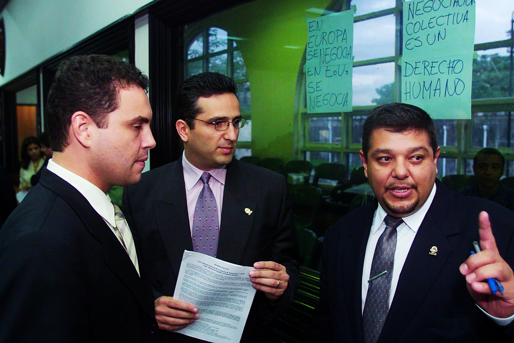 El diputado Carlos Ricardo Benavides (primero a la izquierda) en su primer periodo legislativo, el cual inició en 2002, cuando tenía 32 años. A su lado, los entonces diputados libertarios Carlos Herrera y Peter Guevara. Foto: Archivo LN.