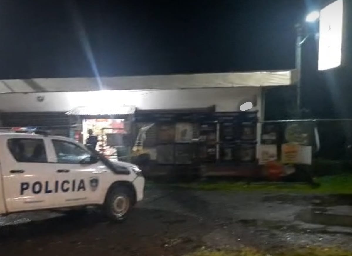 Oficiales de la Fuerza Pública se mantienen custodiando la escena a la espera de las autoridades judiciales. Foto: Reyner Montero.