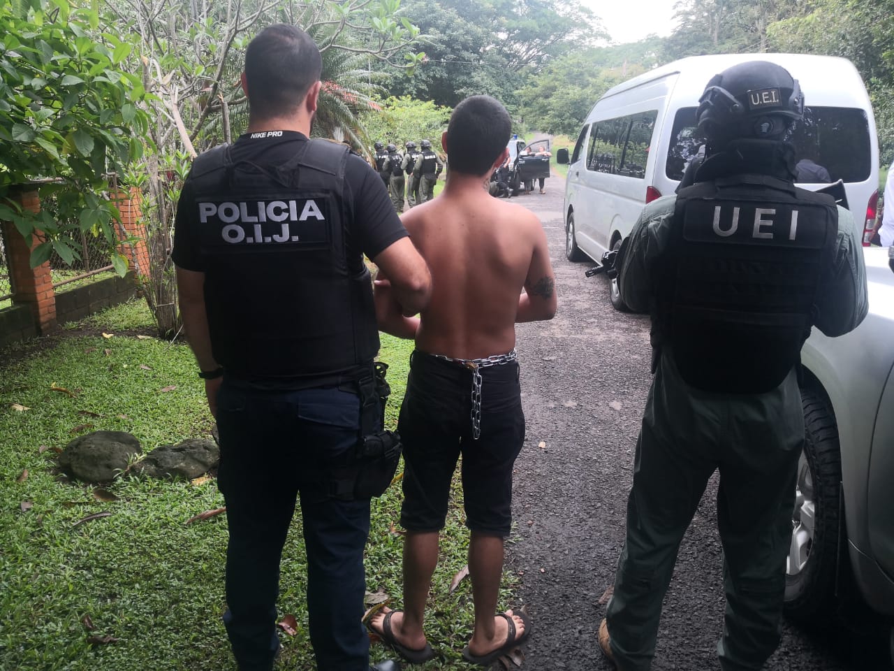 Un total de 11 agentes del Organismo de Investigación Judicial, un fiscal y un juez allanaron la mañana de este martes una casa en Puntarenas, en la cual habita una persona enferma con covid-19. La situación se presentó durante un operativo ejecutado desde las 3 a.m. en el cual se allanaron una total de 24 inmuebles, incluidas dos celdas en el complejo penitenciario La Reforma en San Rafael de Alajuela, para desarticular una banda, que presuntamente se dedicaba al narcotráfico, pero que en las últimas semanas también se estaba especializando en ejecutar estafas. Foto OIJ