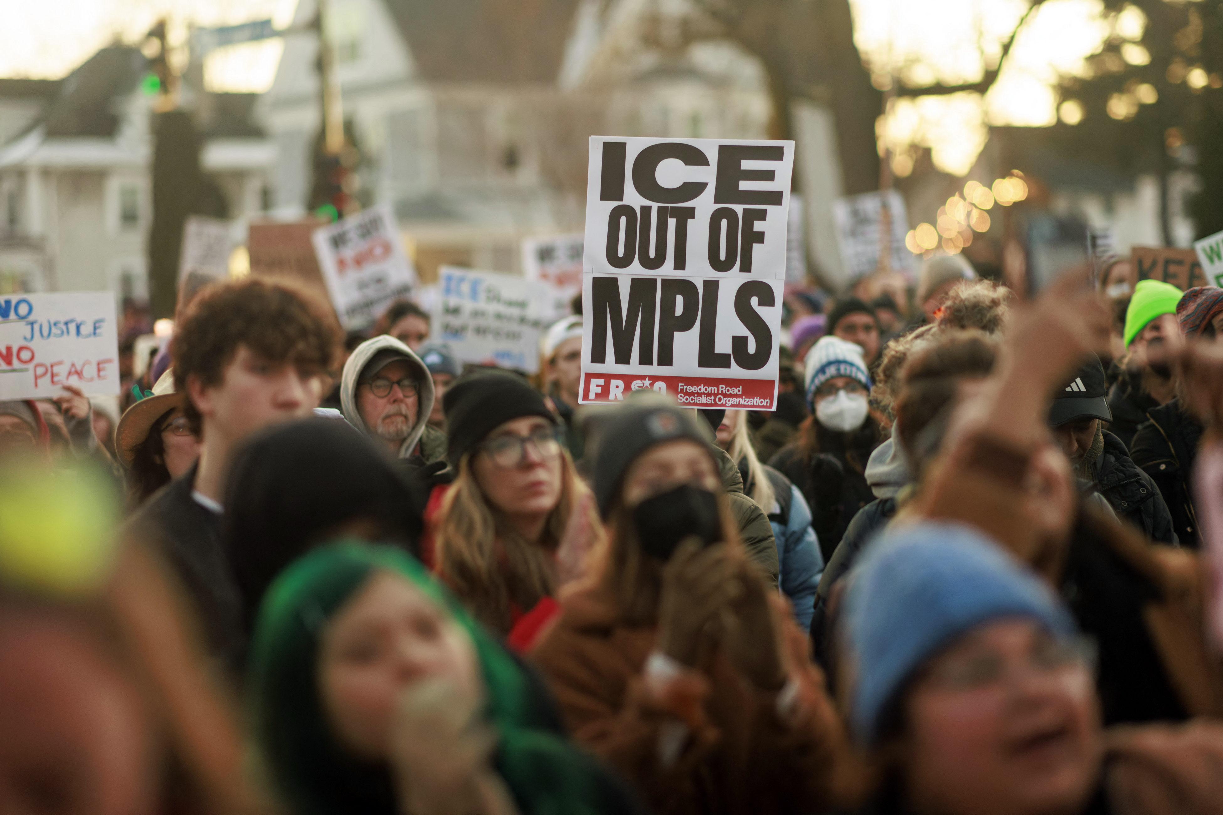 Personas se manifiestan contra el ICE durante una vigilia en honor a una mujer que fue asesinada a tiros por un agente de inmigración ese mismo día en Minneapolis, Minnesota, el 7 de enero al anochecer. Fotografía:
