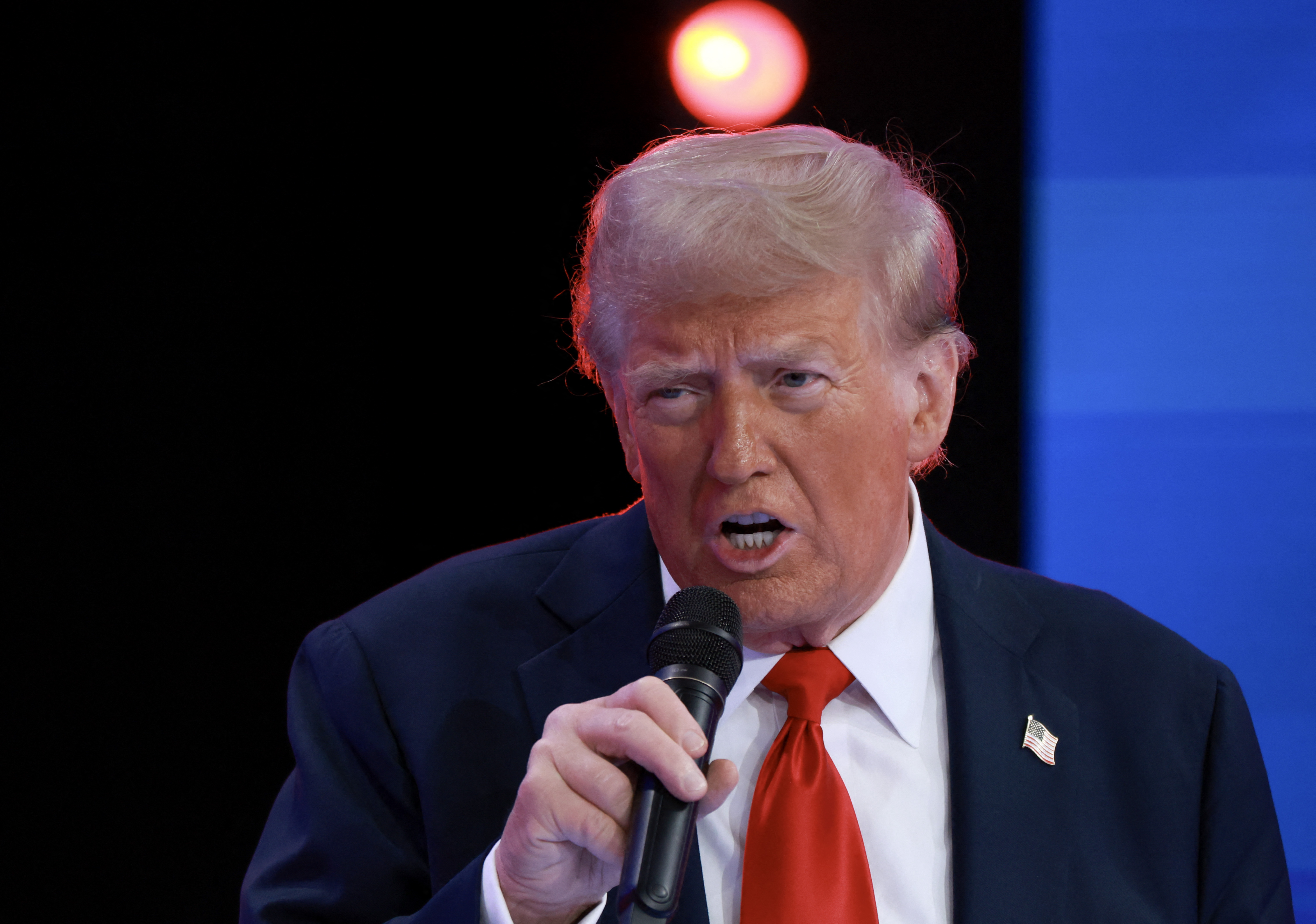 El candidato presidencial republicano y expresidente de los Estados Unidos, Donald Trump, habla durante un evento frente a latinos en el Doral, Florida. Foto: AFP