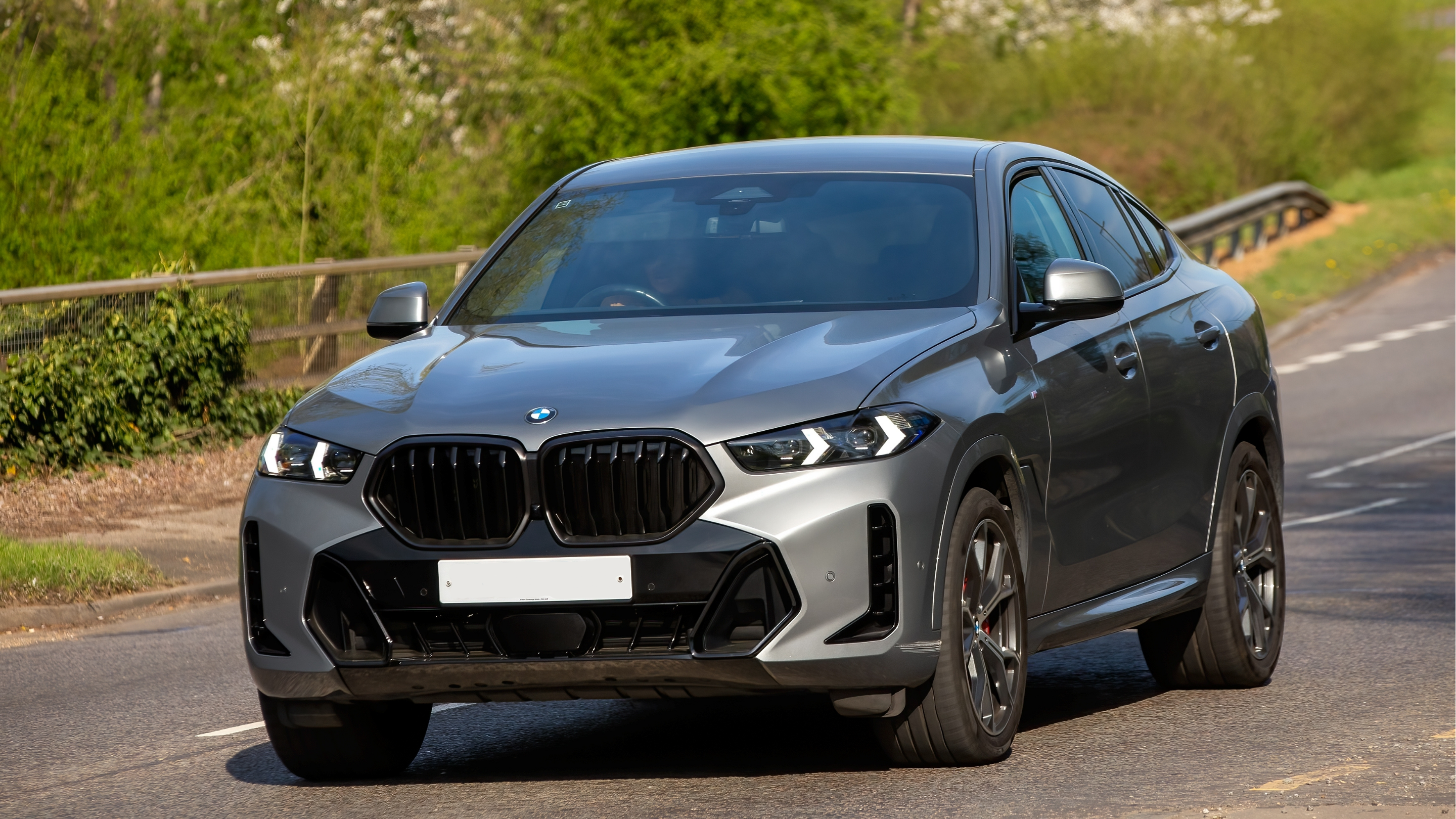Un BMW X6 M entró a Costa Rica como si su valor fuese de solo $7.400. Cientos de costarricenses aprovechan portillo de Hacienda para importar carros con menos impuestos.