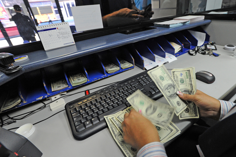 La banca comenzará la migración de miles de créditos en dólares vinculados a la Libor a una nueva tasa de referencia durante este año. Foto: Albert Marín.