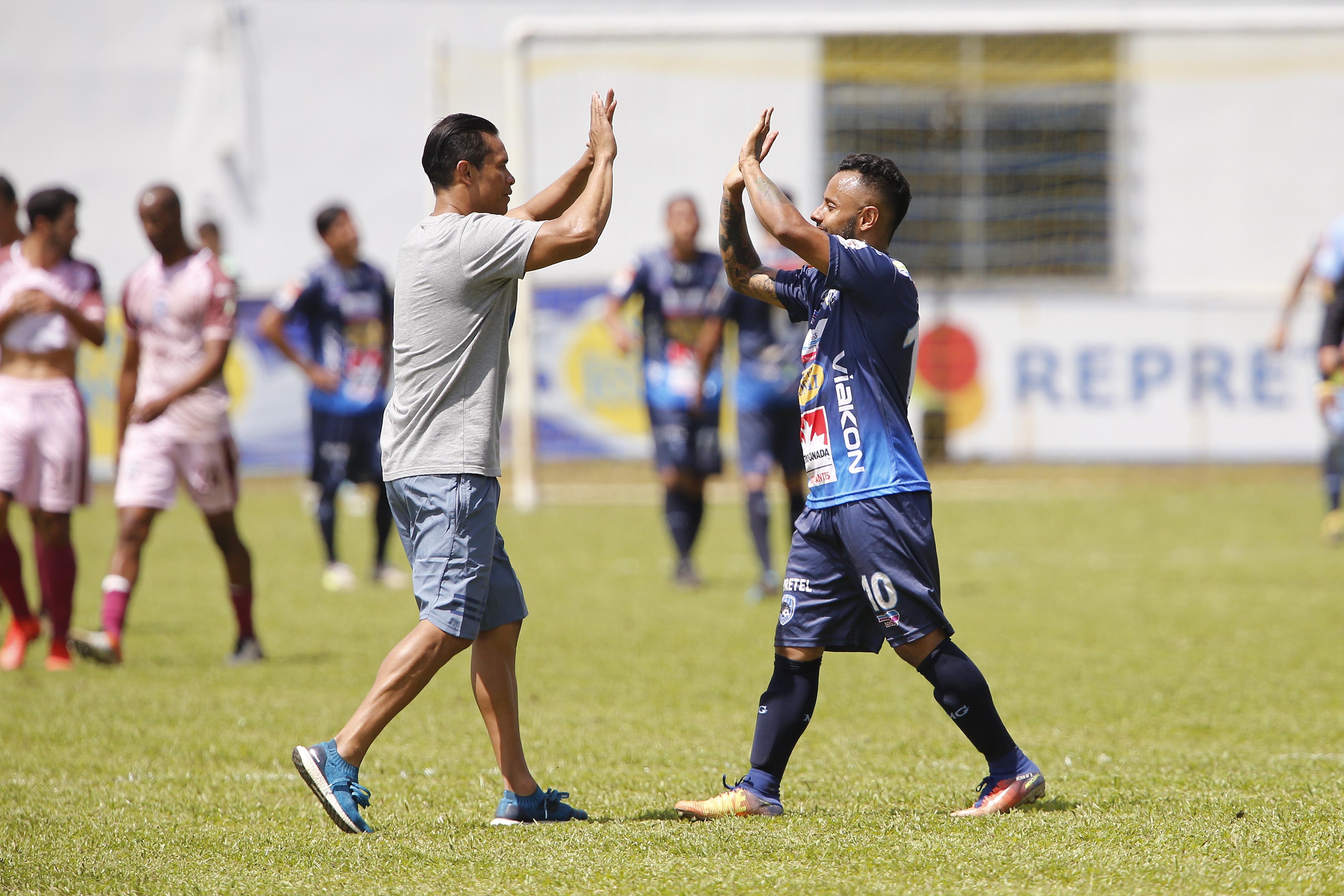 07/10/2018. Estadio Allen Riggioni de Grecia. Fecha 15 del Torneo de Apertura 2018 del Campeonato Nacional de Futbol de Primera División. El Municipal Grecia (local) enfrenta al San Carlos Futbol Club en juego pactado a las 11:05 a.m. En la foto:Walter Centeno y Allan Alemán se saludan al final de juego. Foto: Albert Marín.