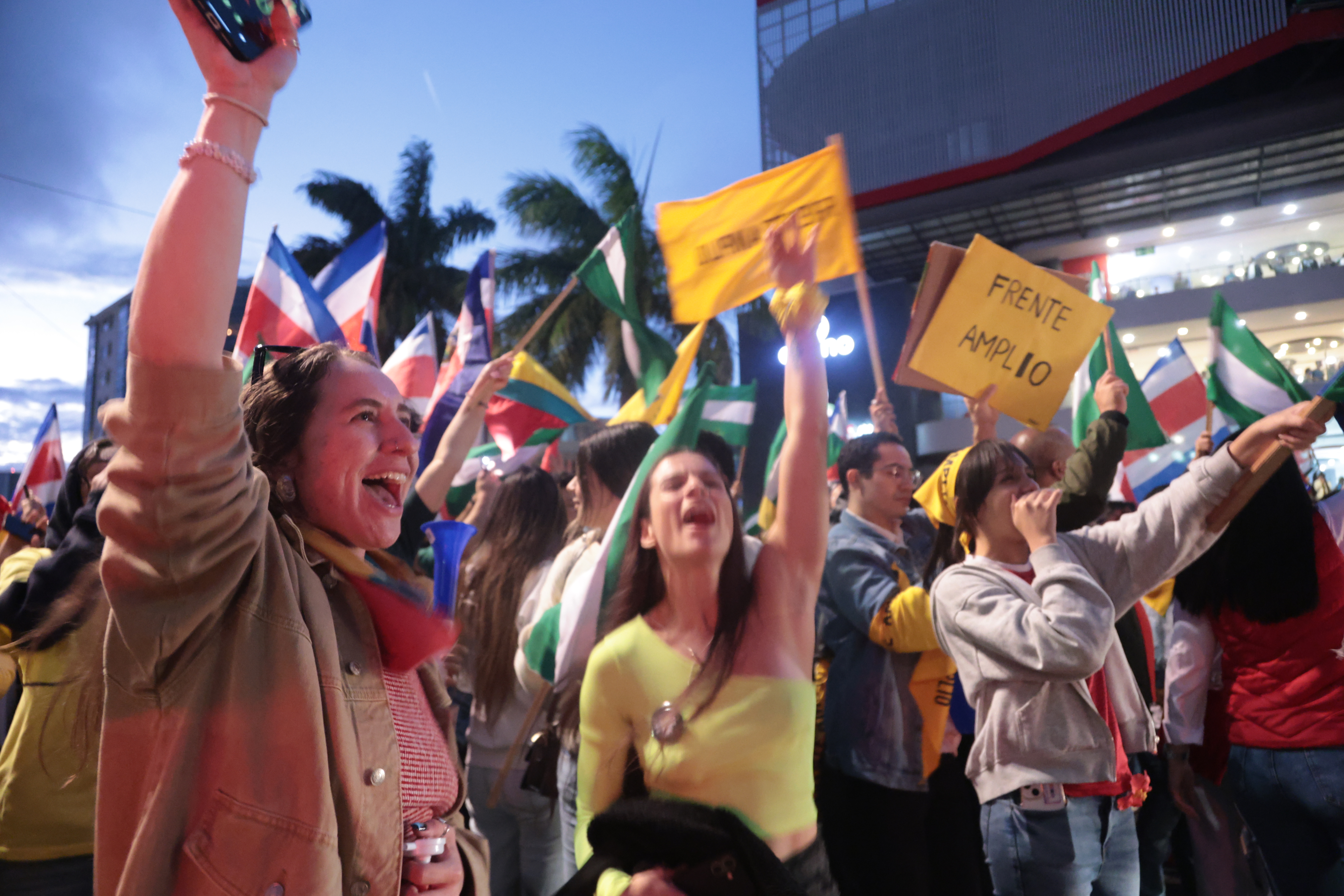 01/02/2026/ así está el ambiente en la La Fuente de la Hispanidad previo a los resultados en la contienda electoral / foto John Durán