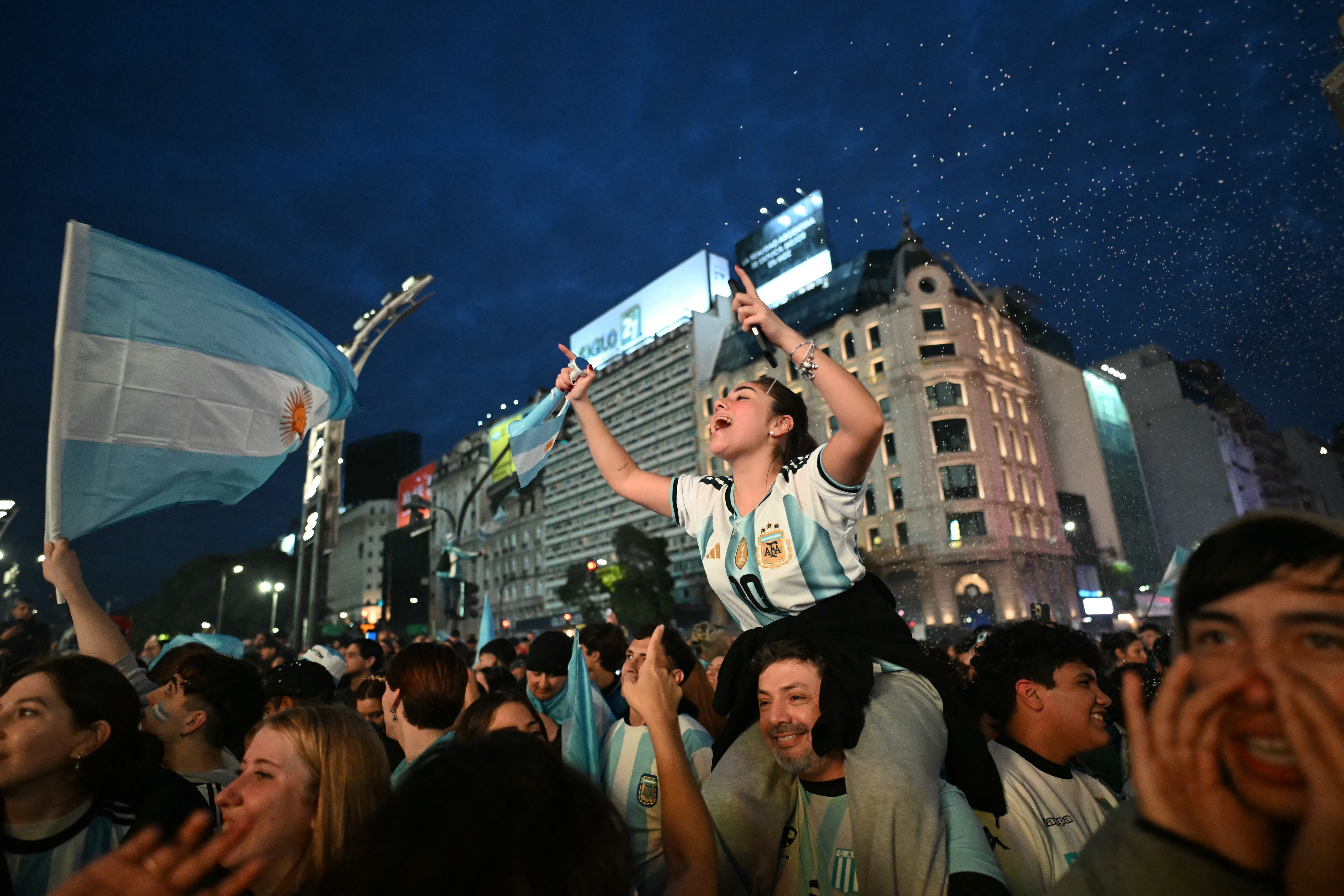 Los aficionados de Argentina celebran la capital, Buenos Aires, el triunfo ante Inglaterra que deja a la Albiceleste en la final del Mundial 2026.