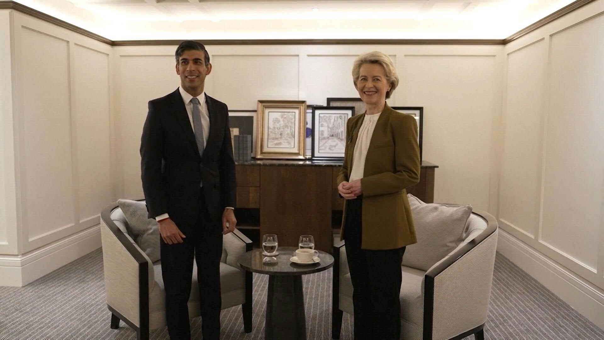 El primer ministro británico, Rishi Sunak, y la presidenta de la Comisión Europea, Ursula von der Leyen, proclamaron el lunes "un nuevo capítulo" en la relación entre Londres y la UE, tras cerrar un acuerdo sobre controles comerciales en la provincia británica de Irlanda del Norte.