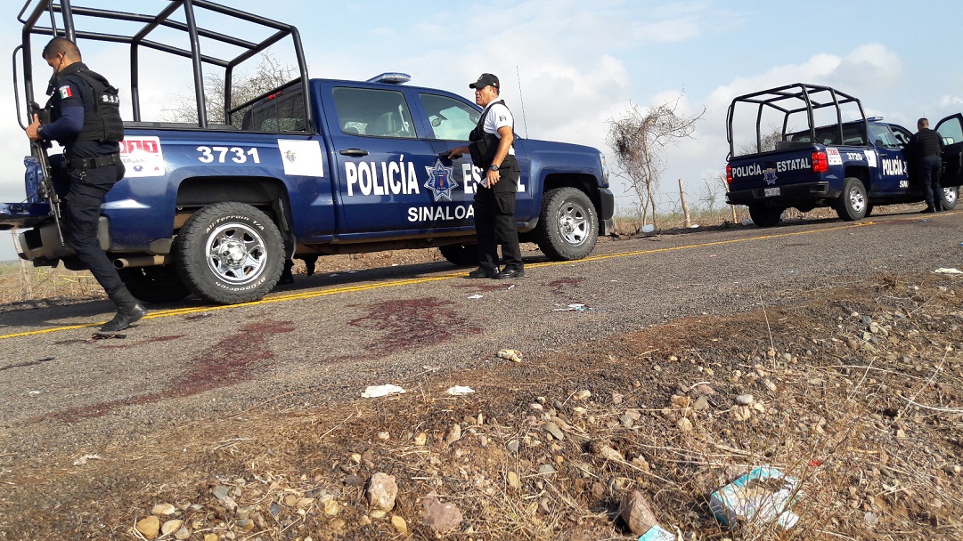 Policías mexicanos custodian la escena del crimen después de que las autoridades reportaron un tiroteo cerca del balneario de Mazatlán, el sábado.