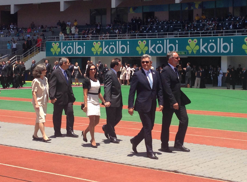 Todos los jerarcas iban acompañados de sus cónyuges y Wilhelm von Breymann (adelante, de barba), decidió no ser la excepción. El ministro de Turismo y presidente del ICT quiso entrar a la ceremonia acompañado de su pareja, Mauricio Alfaro, con quien tiene 19 años de convivir. | FERNANDO CHAVES