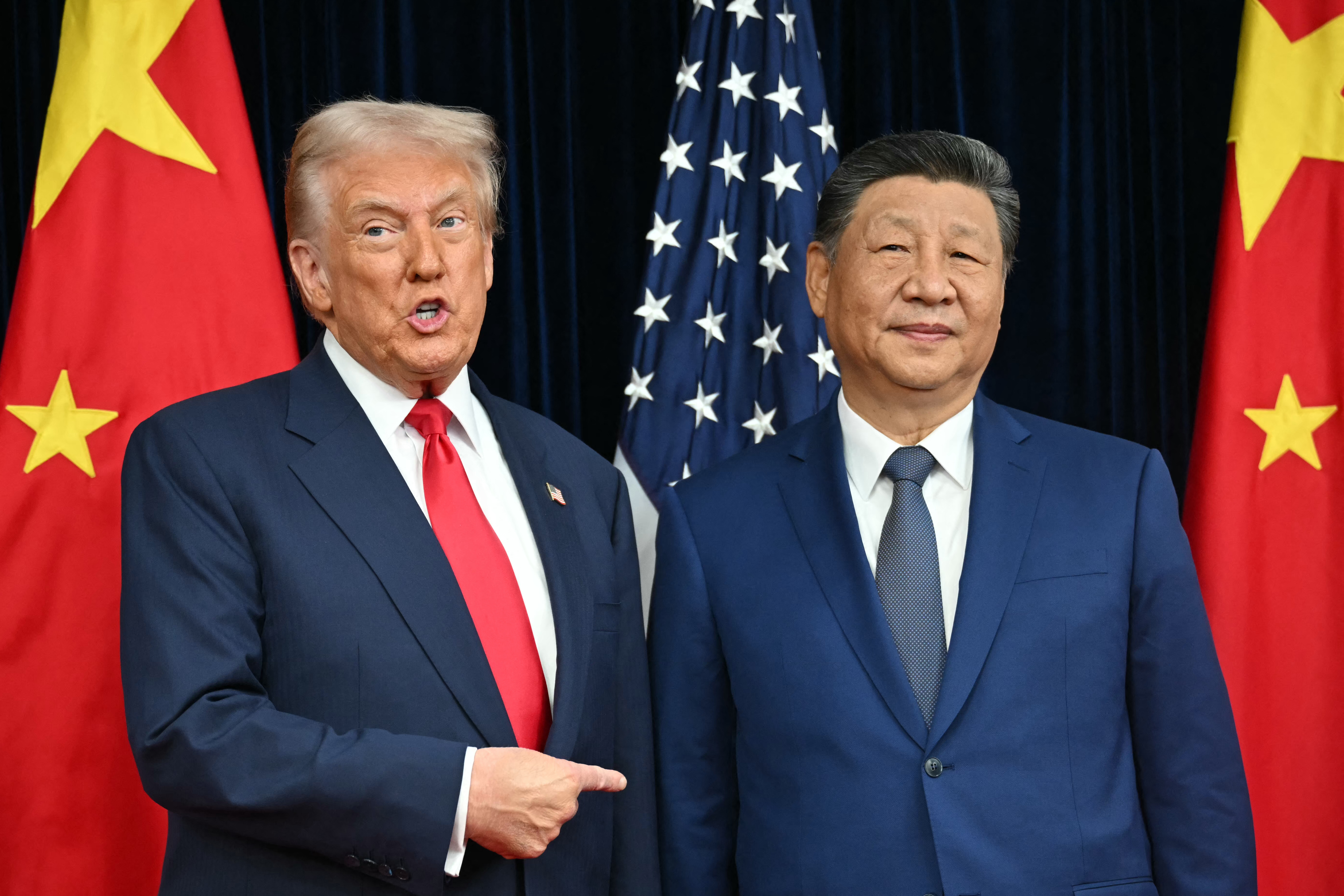 El presidente estadounidense Donald Trump (izq.) y el presidente chino Xi Jinping a su llegada a la base aérea de Gimhae, junto al aeropuerto internacional de Gimhae en Busan, el pasado 30 de octubre, para reunirse. Fotografía: