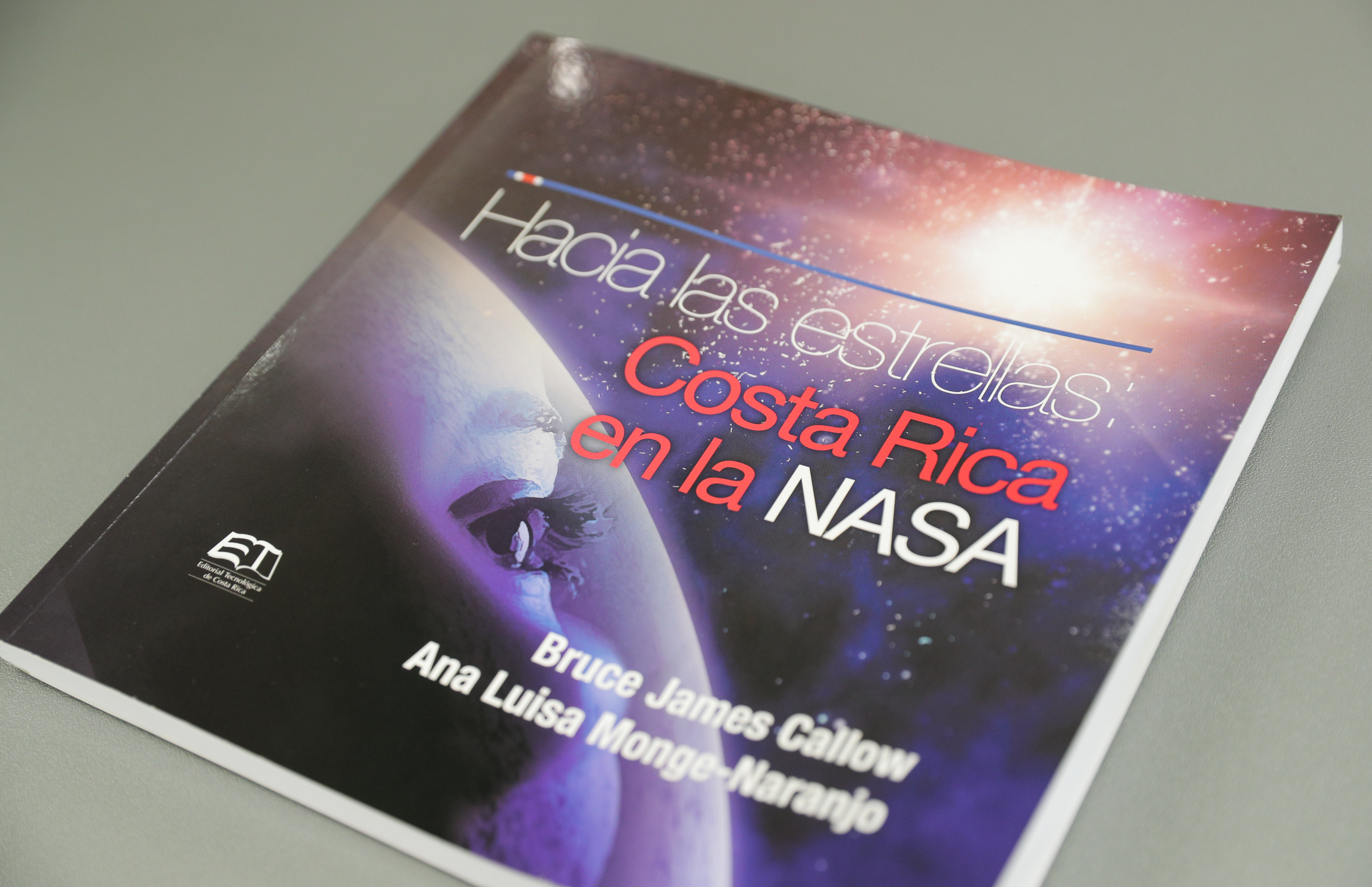 11/10/2018. Santa Ana. Entrevista con los autores del libro "Hacia las estrellas: Costa Rica en la NASA" Bruce James Callow y Ana Luisa Monge Naranjo. Libro sobre los costarricense que trabajan en la NASA. Foto Jeffrey Zamora