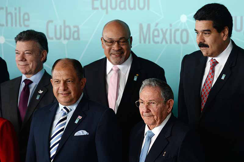 Luis Guillermo Solís junto al presidente de Cuba, Raúl Castro, durante una cumbre entre la Celac y China en Brasil, en julio del 2014. Arriba, los presidentes de Colombia, Juan Manuel Santos, Surinam, Desire Bouterse; y Venezuela, Nicolás Maduro.