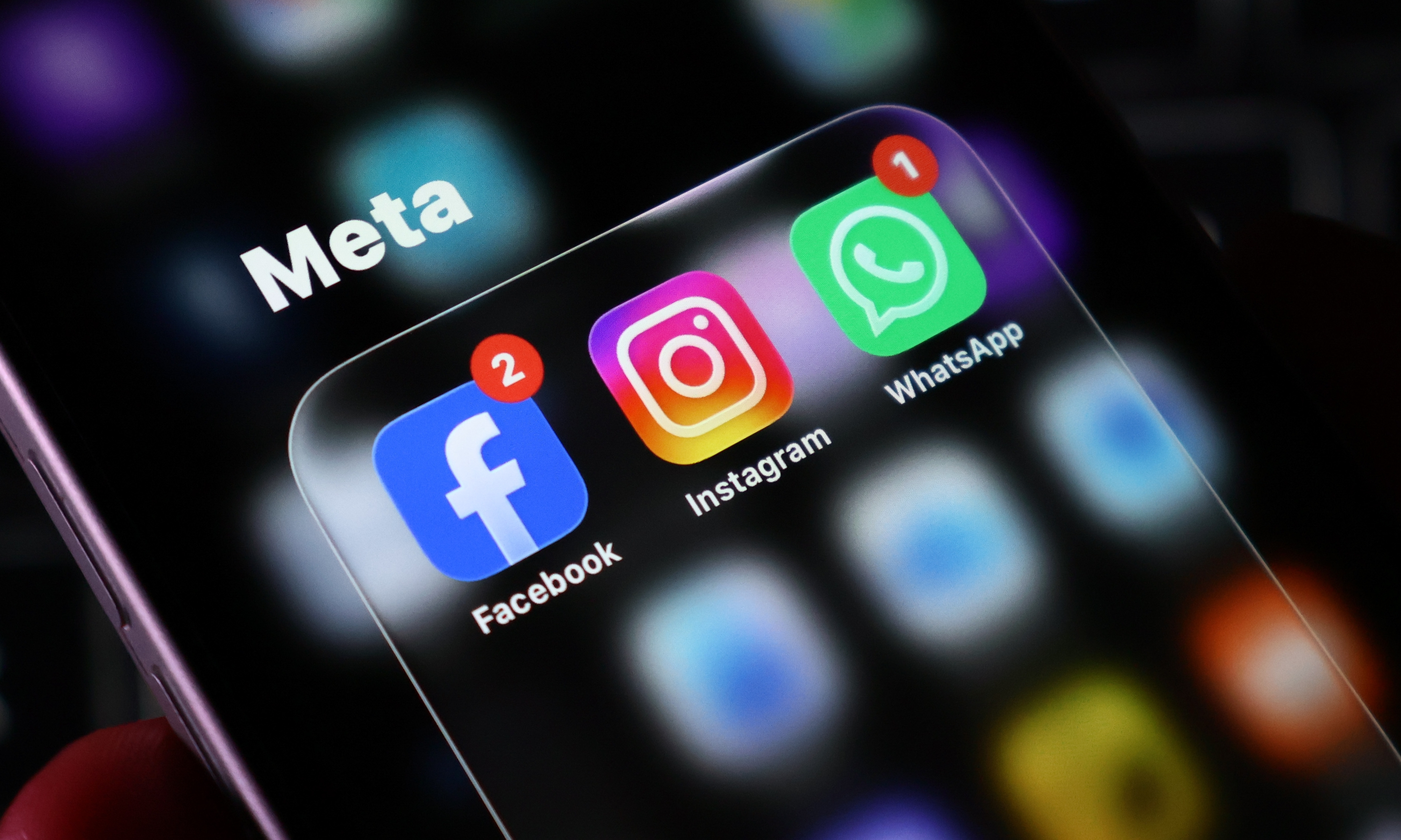 Meta, el gigante tecnológico dueño de Facebook, Instagram y WhatsApp. Una pantalla de celular muestra las tres aplicaciones