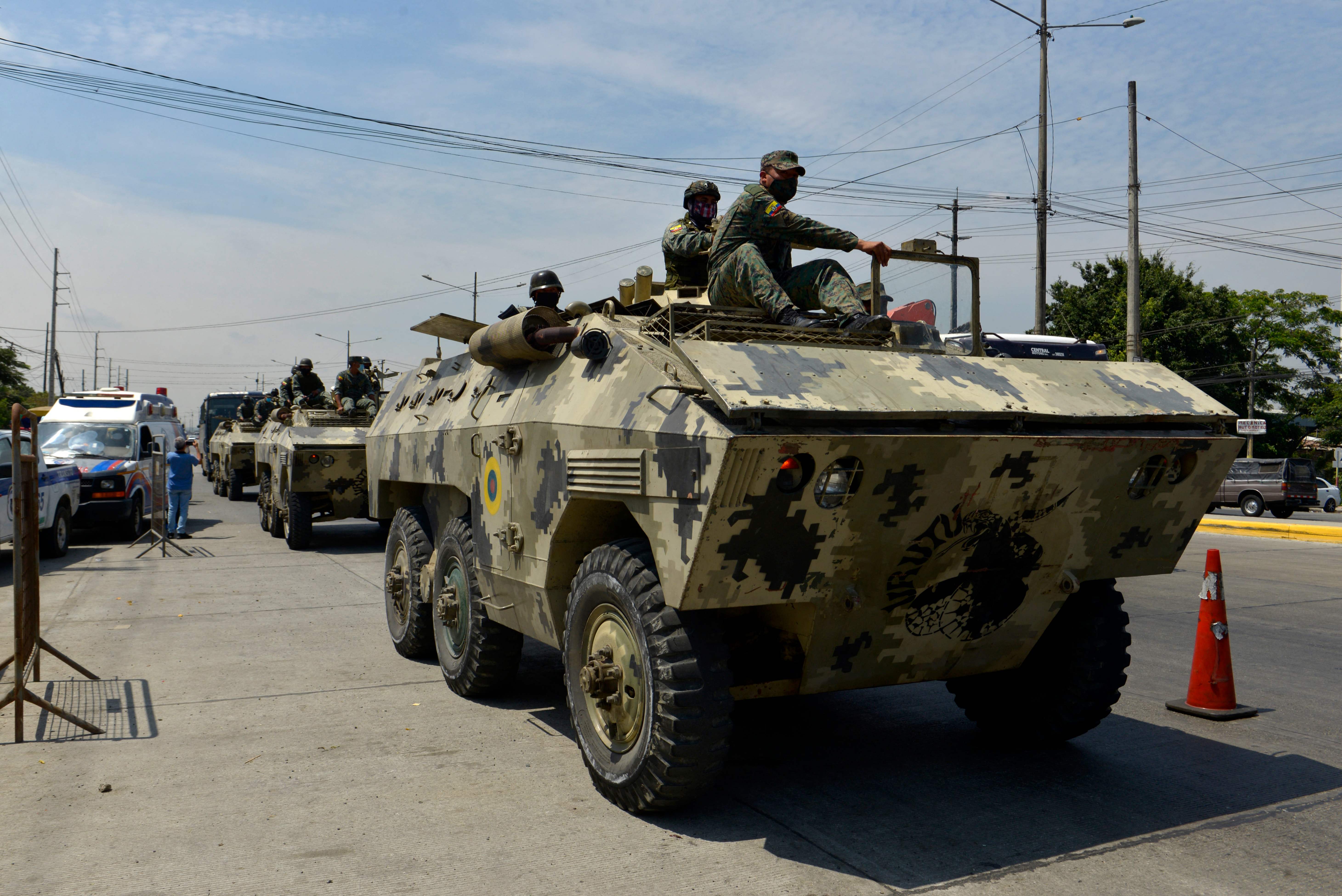 Soldiers are deployed outside the Guayas 1 prison in Guayaquil, Ecuador, on September 30, 2021. - The death toll from bloody clashes between rival gangs in an Ecuador prison reached 116, with nearly 80 more wounded, President Guillermo Lasso said Wednesday, as soldiers surrounded the facility -- one of the country's many overburdened and understaffed jails. Inmates went to war armed with guns and grenades on Tuesday at the Guayaquil prison complex: a clash between prisoners believed to be linked to Mexican drug gangs -- mainly the Sinaloa and Jalisco New Generation cartels. (Photo by Fernando Mendez / AFP)