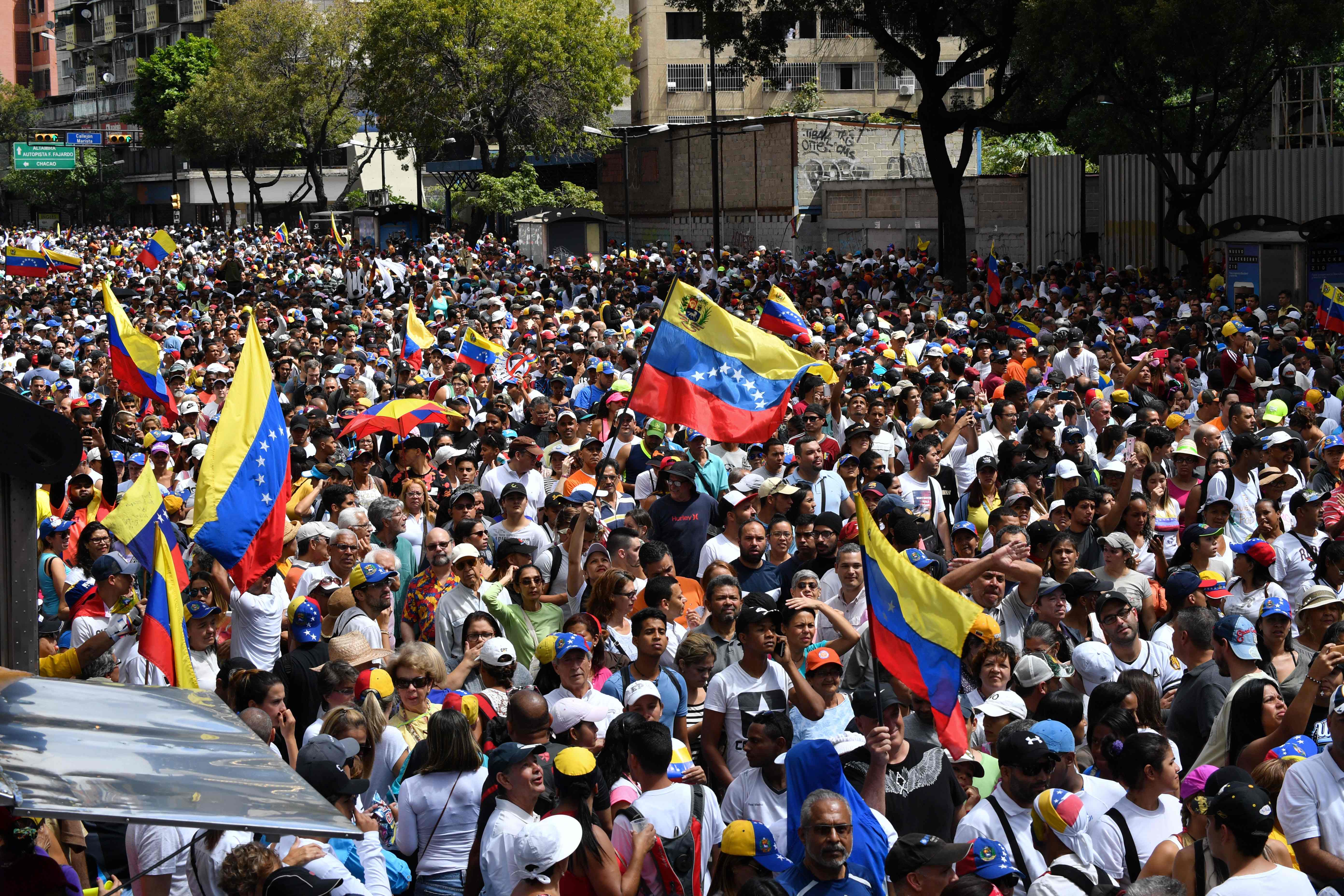 Opositores salen a las calles para protestar contra el gobierno del presidente Nicolás Maduro, en Caracas el 23 de enero del 2019. Foto: AFP