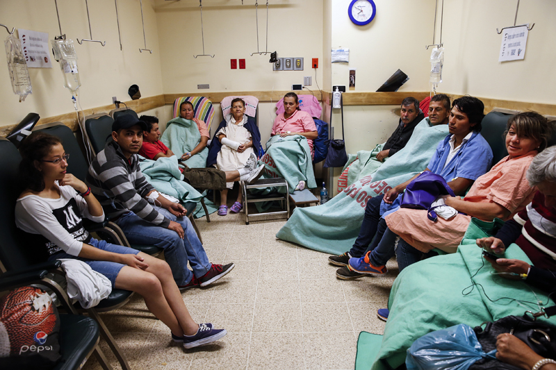 Esta foto es del 17 de noviembre, pero parece de febrero, cuando los empleados denunciaron la crisis en el San Rafael de Alajuela. Los pacientes aguardan menos días por una cama, pero siguen esperando. | ADRIÁN SOTO