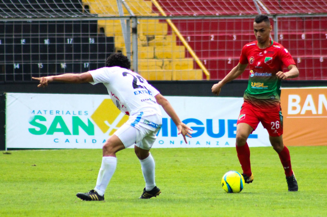 Bryan Rojas a la derecha, sumó dos goles con Carmelita en la victoria de su club contra Grecia 3-0. Foto AD Carmelita