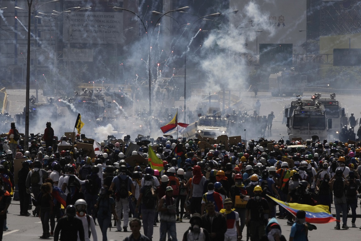 Los manifestantes que pretendían llegar este jueves al Ministerio del Interior, en Caracas, fueron repelidos con gases lacrimógenos.