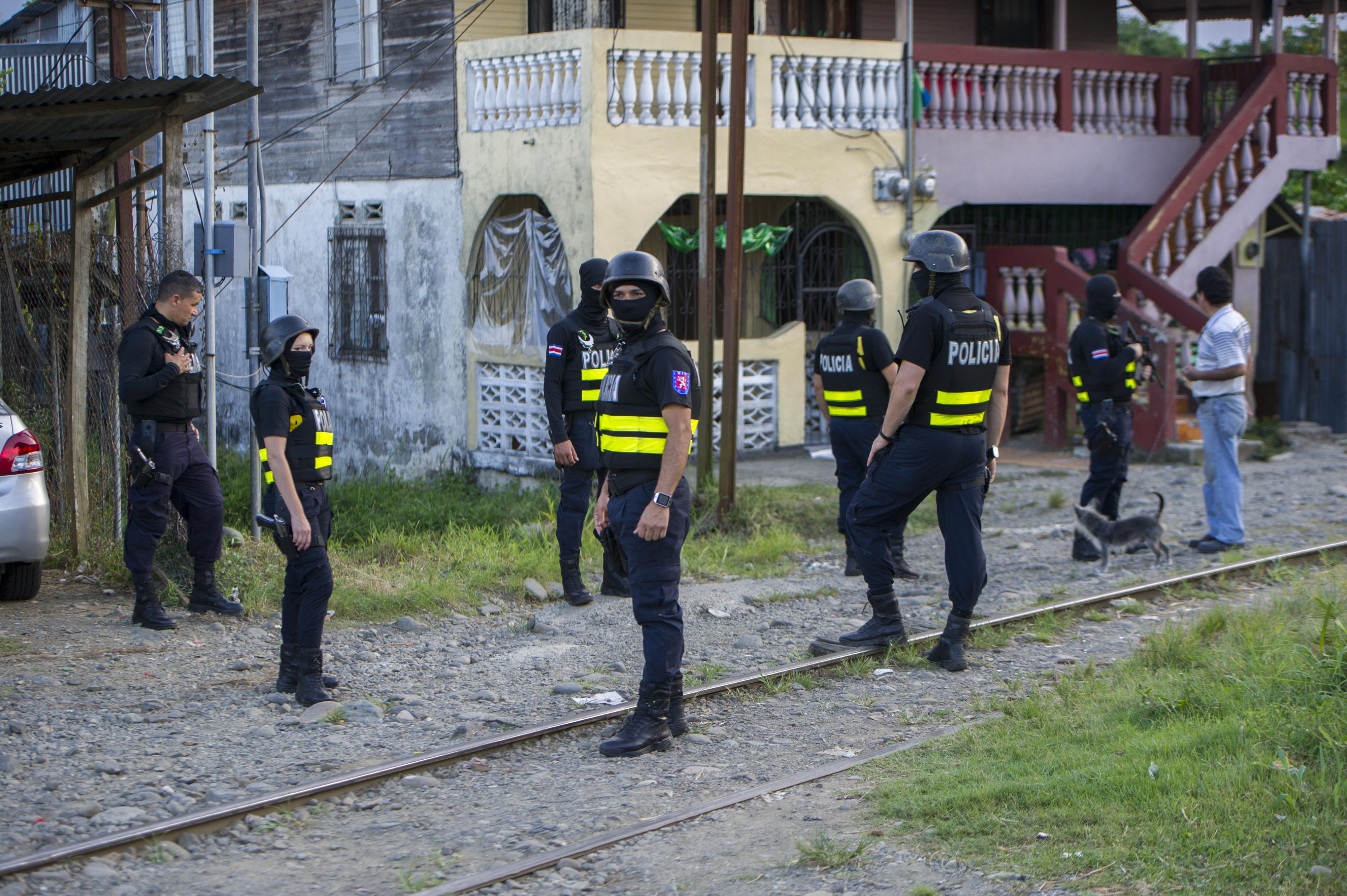 Oficiales de la Fuerza Pública entraron fuertemente armados en lugares conflictos en Cieneguita, Limón.