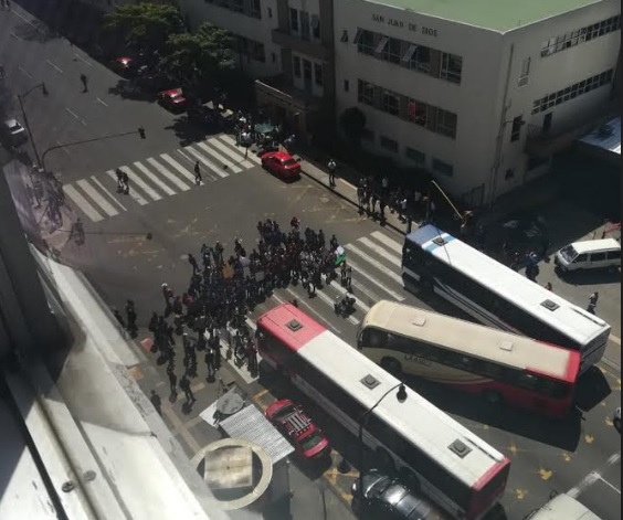 Bloqueo de estudiantes frente al MEP en Plaza Rofas, San José. Ellos piden eliminar el examen de bachillerato.