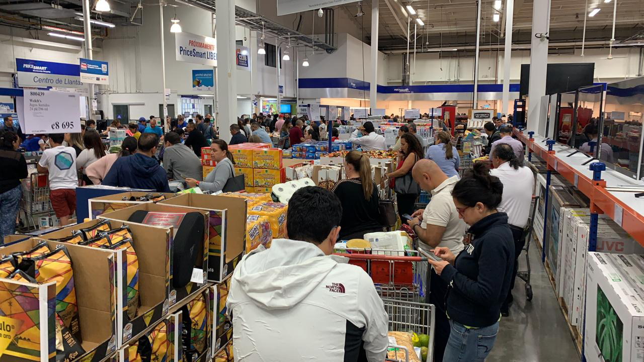 16/03/2020. El Pricemart de Tibás lleno de gente comprando todo lo que puedan por temor a la política del gobierno en torno al Coronavirus Colvit-19, foto tomada a las 6 y 55 pm. Foto José Cordero