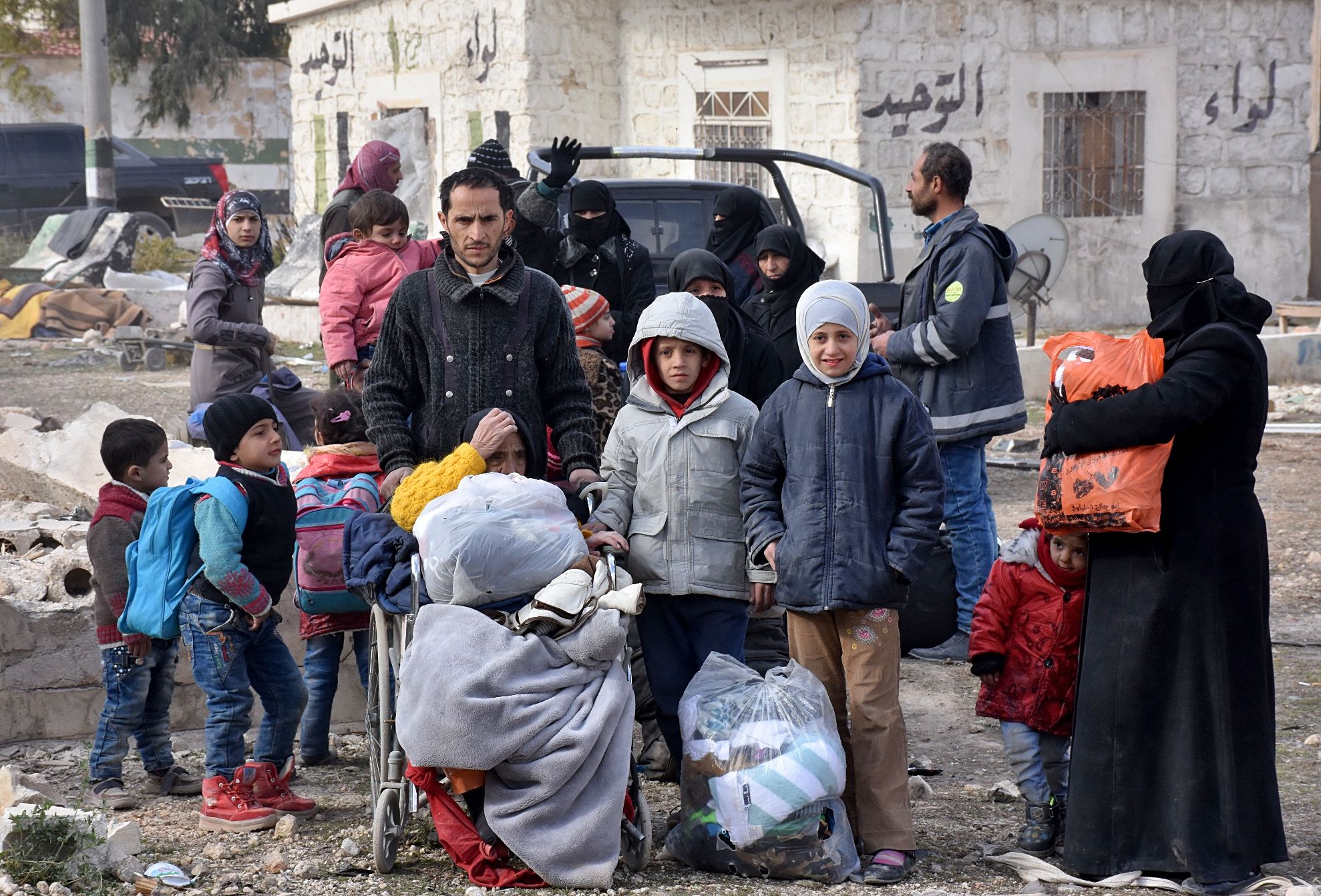 Las familias sirias, que huyen de varios distritos orientales de Alepo, estaban a la espera este martes para dirigirse al oeste de la ciudad.