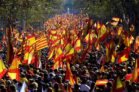Manifestantes que respaldan la unidad de España agitaban banderas nacionales y senyeras (enseñas catalanas) durante una marcha, este domingo 29 de octubre del 2017, en Barcelona.