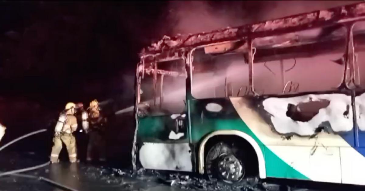 Bus que cargaba 50 pasajeros hacia Cartago arde en llamas sobre Ruta 2