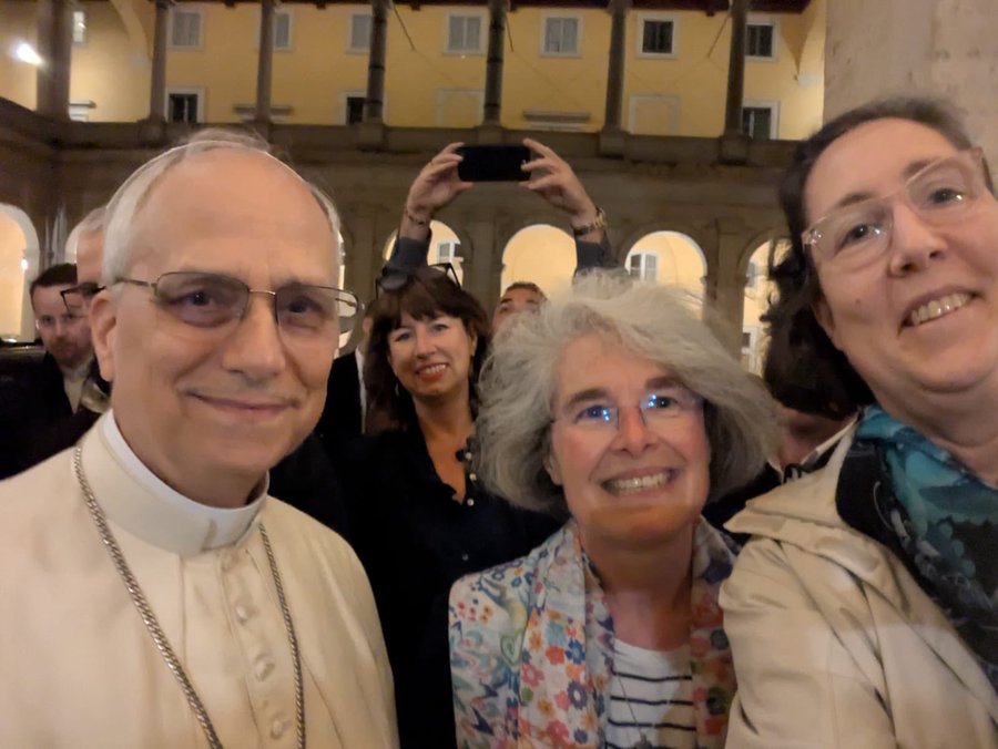 El Papa León XIV inició su pontificado con gestos espontáneos, como una selfie y un autógrafo, en su primer día en Roma.
