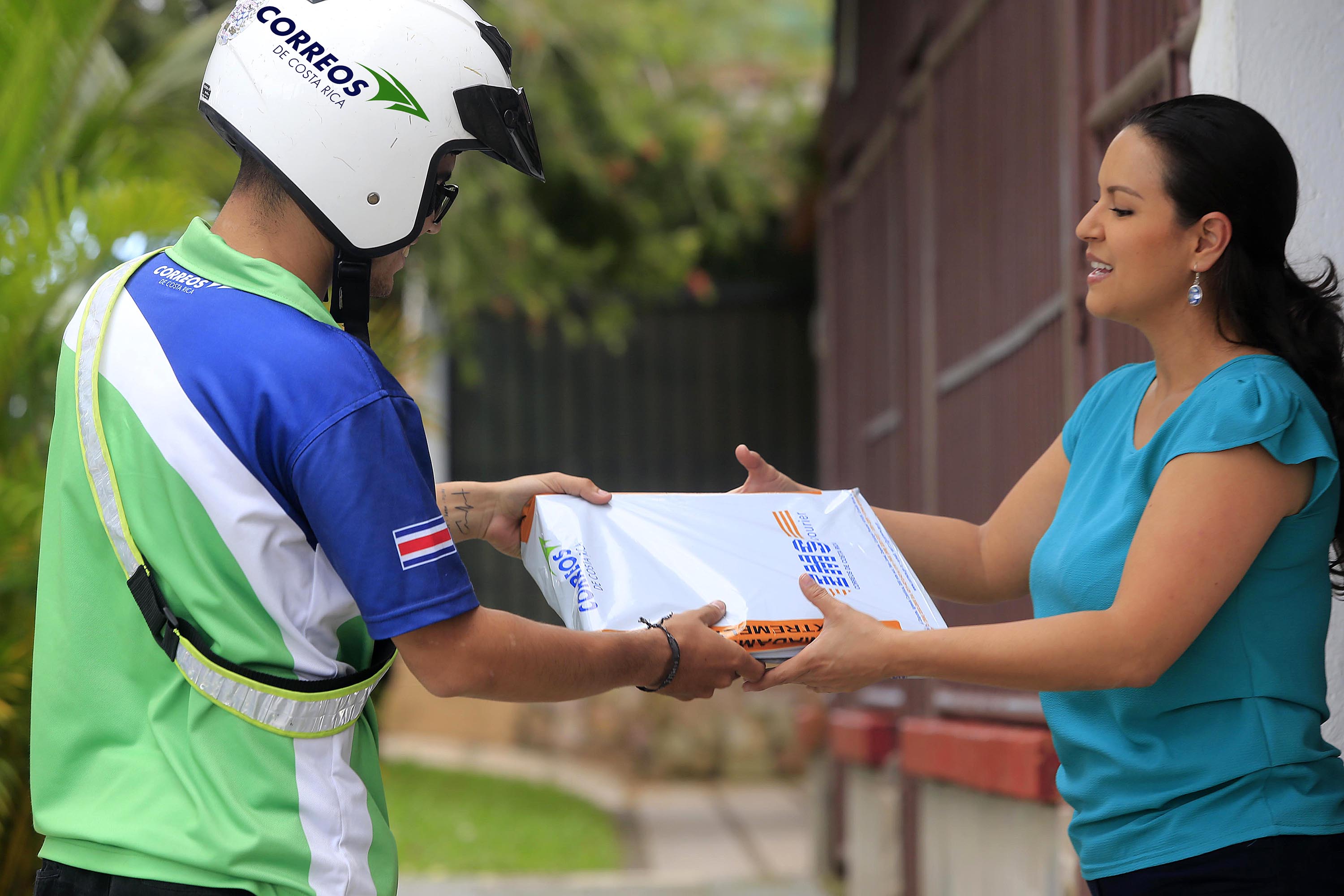 04/11/2019 Correos de Costa Rica, Zapote. Pymexpress, servicio de apoyo logístico con el objetivo de satisfacer las necesidades de distribución a nivel nacional para toda aquella Pyme que cuenta con su propia tienda virtual o que comercialice sus productos a través de cualquier medio electrónico. Michael Sandoval, es uno de los carteros que hacen entregas en motocicleta. Foto: Rafael Pacheco