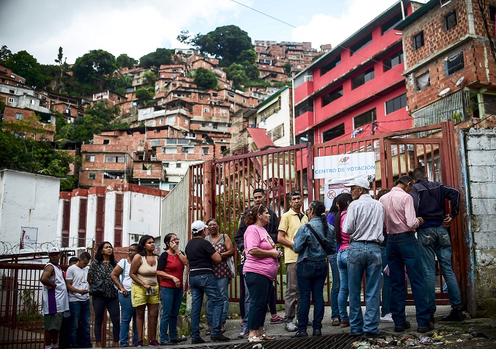 Votantes haciendo fila fuera de un centro de votación en Caracas.