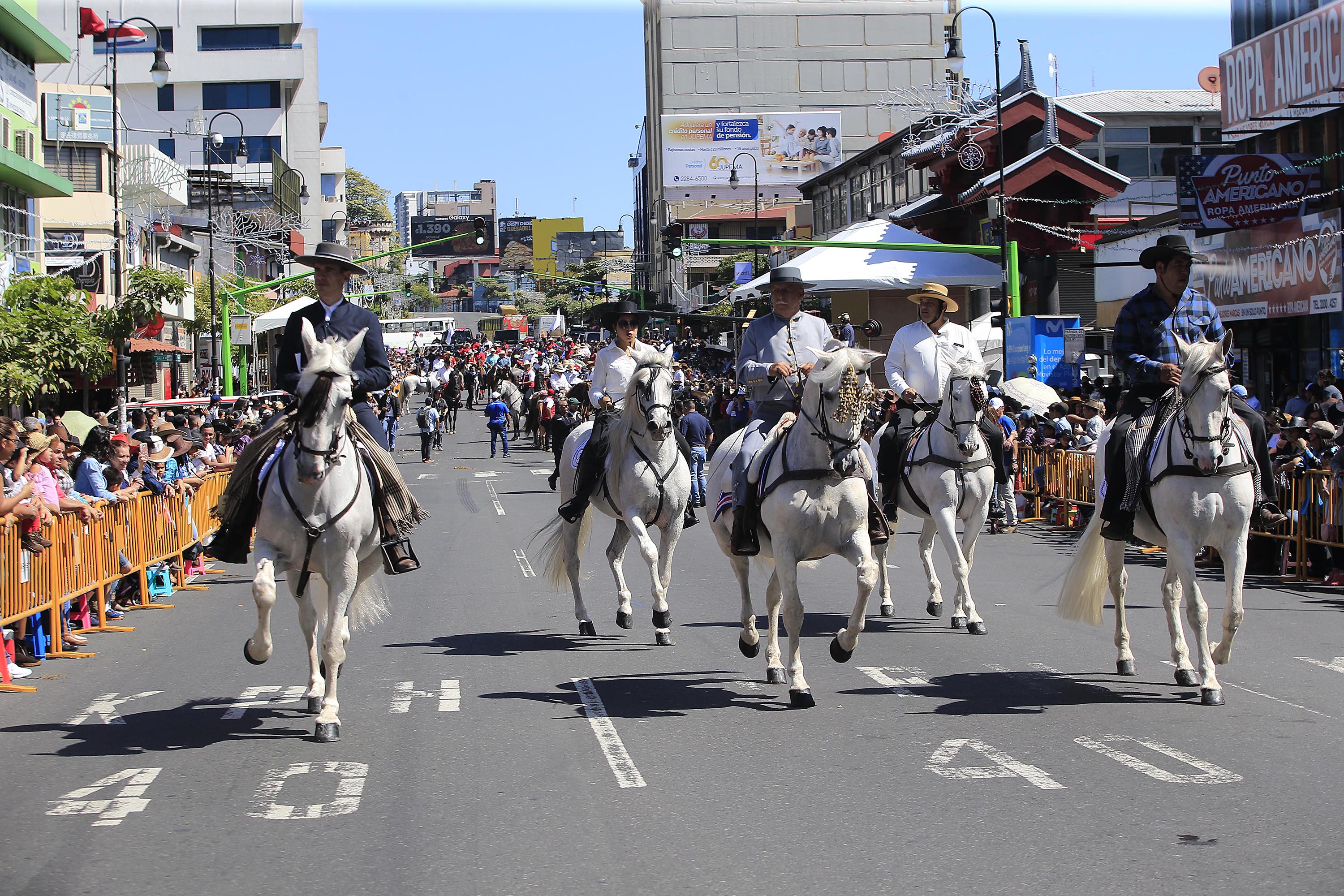 26/12/2018 San José. Más de 3000 caballistas participaron este miércoles en el tradicional Tope Nacional. La actividad inició a mediodía y recorrió 3,6 kilómetros siendo la Avenida Segunda el sitio más concurrido por el público que disfrutó del desfile equino. Foto: Rafael Pacheco