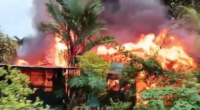 Las grandes llamas amenazaron con pasarse a otra vivienda, pero el trabajo de los bomberos bastó para aislar el fuego.