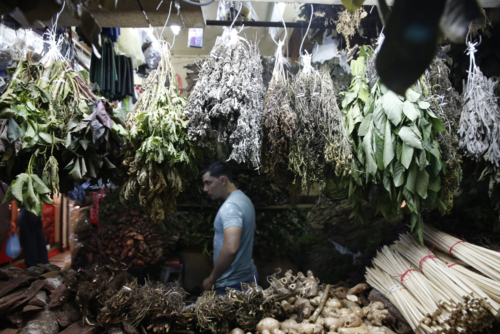 Gabriel Araya atiende en el tramo San Gabriel, ubicado en el Mercado Central de San José, el cual comercializa plantas medicinales como cuculmeca y jenjibre. | ADRIÁN SOTO