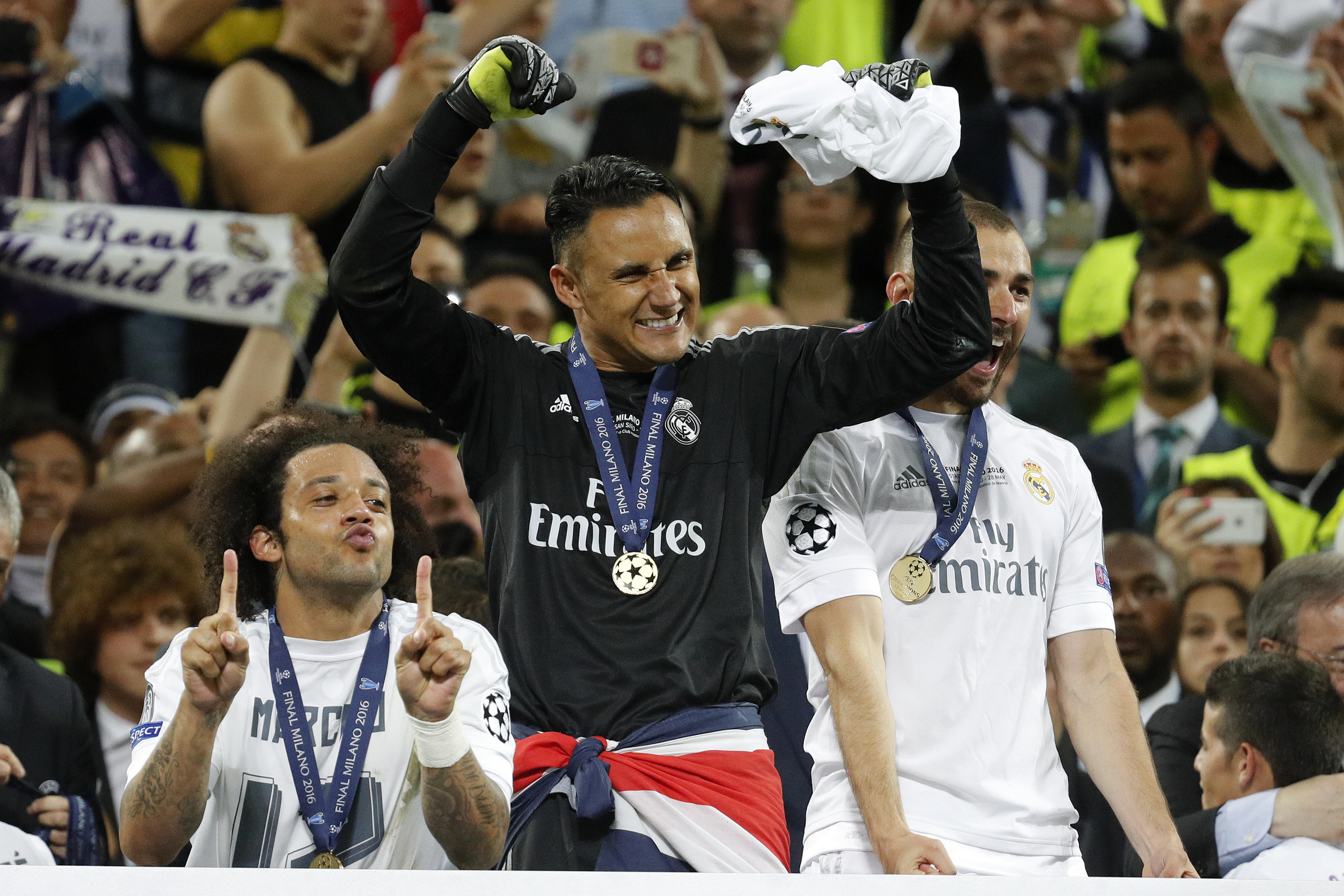 GRA691. MILÁN (ITALIA), 28/05/2016.- Los jugadores del Real Madrid (i-d) Marcelo, Keylor Navas y Karim Benzema, celebran la consecución de la Liga de Campeones tras ganar en la tanda de penaltis al Atlético de Madrid en la final jugada hoy en el estadio de San Siro, en Milán. EFE/JuanJo Martín