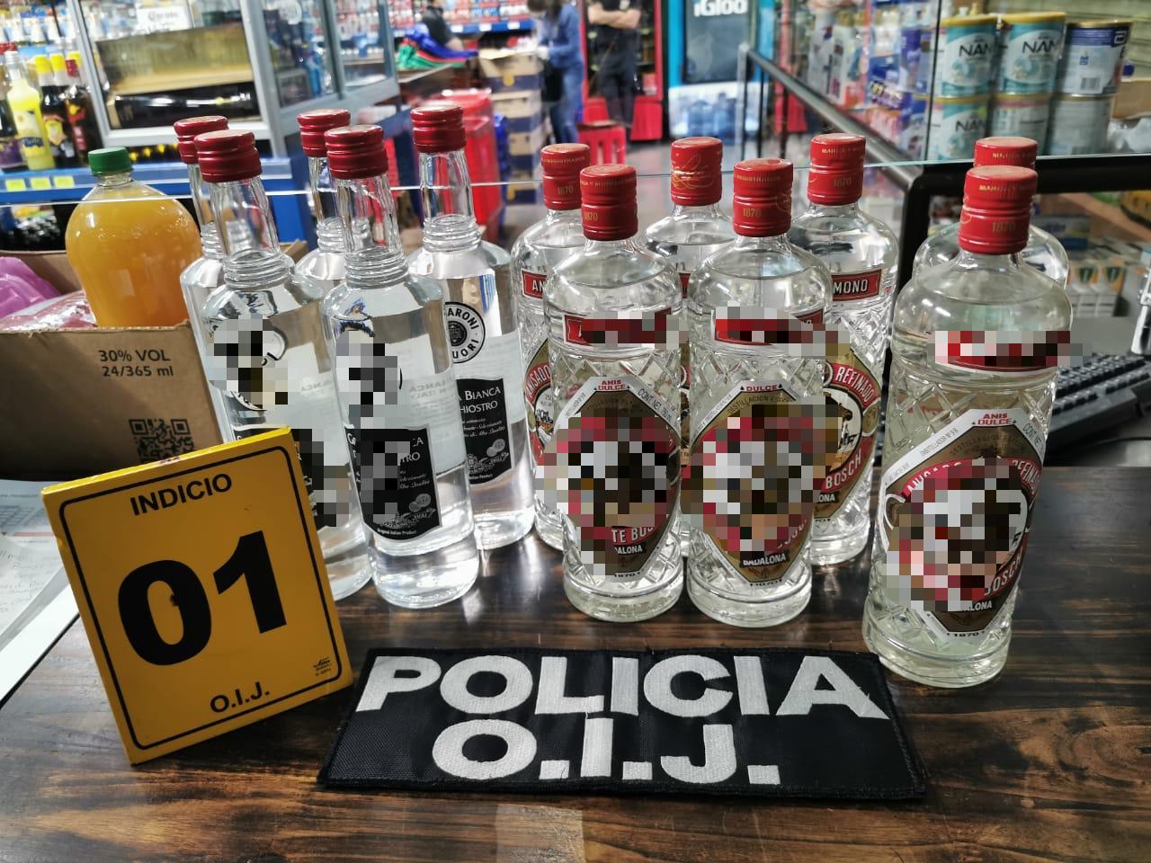 Varios oficiales fueron detenidos por colaborar con una banda dedicada al contrabando. Foto: OIJ para LN