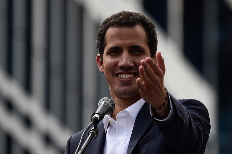 El presidente encargado de Venezuela, Juan Guaidó, habla a la multitud durante un mitín contra el líder Nicolás Maduro, el 23 de enero, en Caracas. Foto: AFP