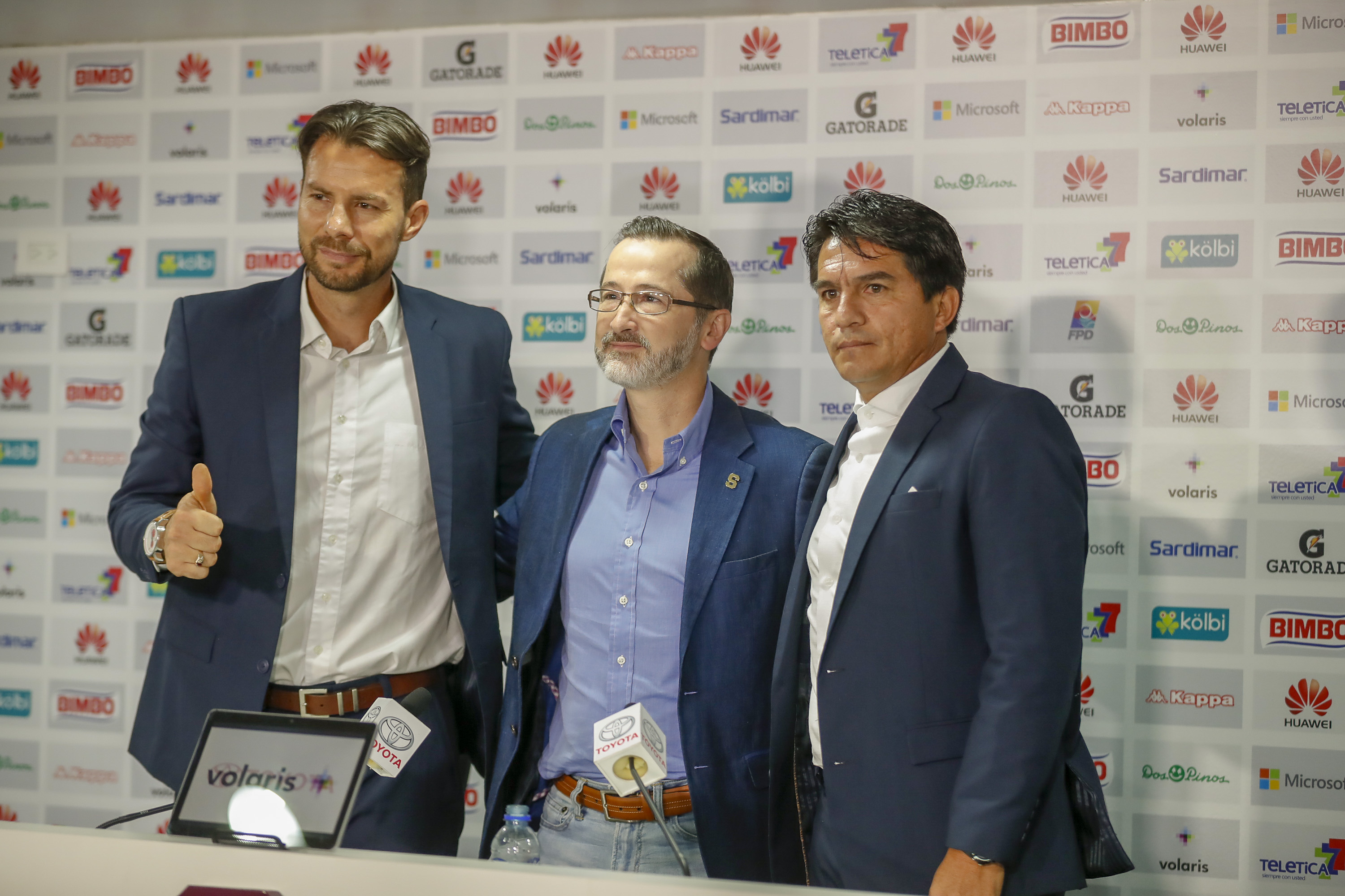 25/05/2018, San José, Estadio Ricardo Saprissa, conferencia de prensa para anunciar la continuidad de Vladimir Quesada como entrenador del Deportivo Saprissa. En la fotografía Victor Cordero Asistente técnico del Deportivo Saprissa, Juan Carlos Rojas presidente de Horizonte Morado y Vladimir Quesada entrenador del Deportivo Saprissa. Fotografía José Cordero