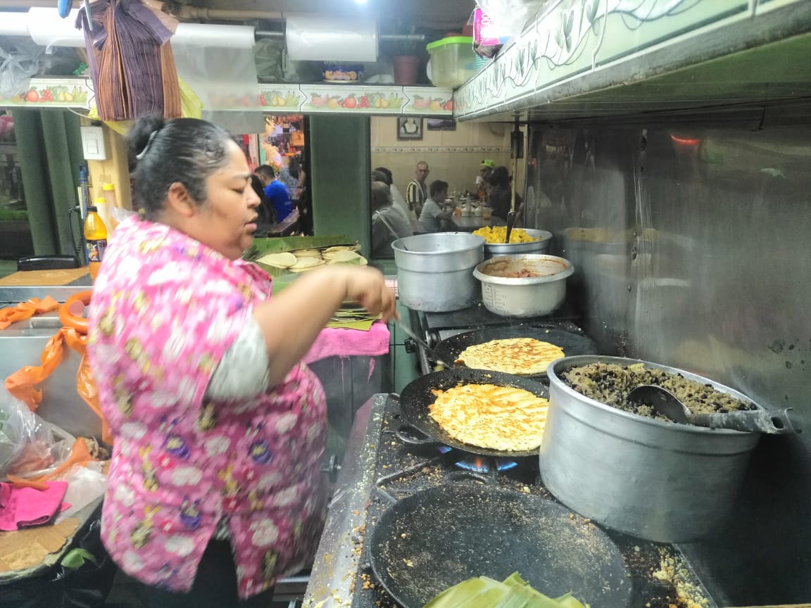 Soda Tala en el Mercado Central. Las sodas que realicen compras para vender a consumidores finales menores a 150 salarios base (actualmente son ¢66,9 millones) pueden optar por el régimen simplificado. Foto: Archivo.