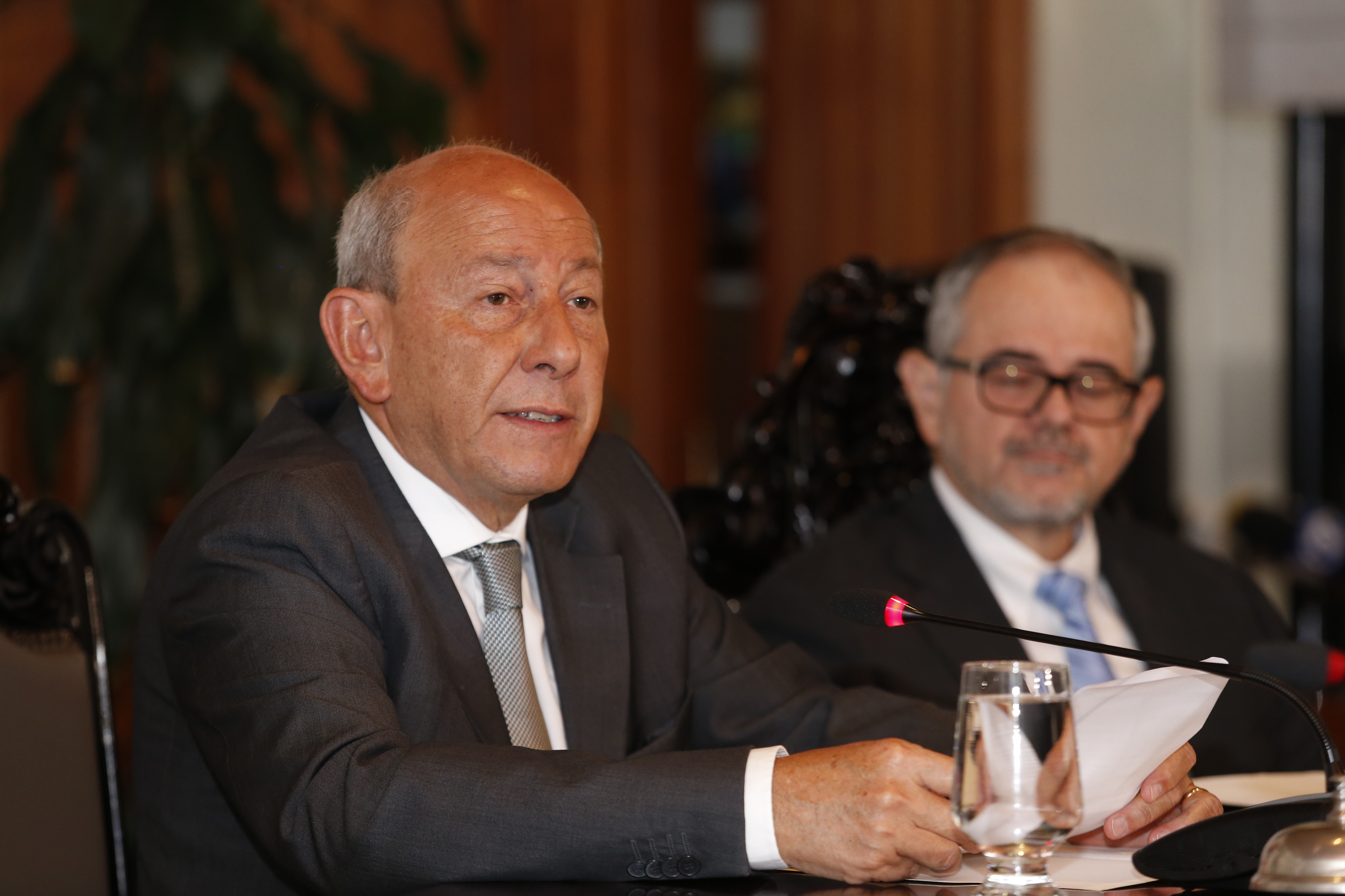 El superintendente de la Sugef, Bernardo Alfaro (derecha), y el presidente de la Conassif, Luis Carlos Delgado, quienes presentaron nuevas medidas financieras para reactivar la economía. Foto: Albert Marín.
