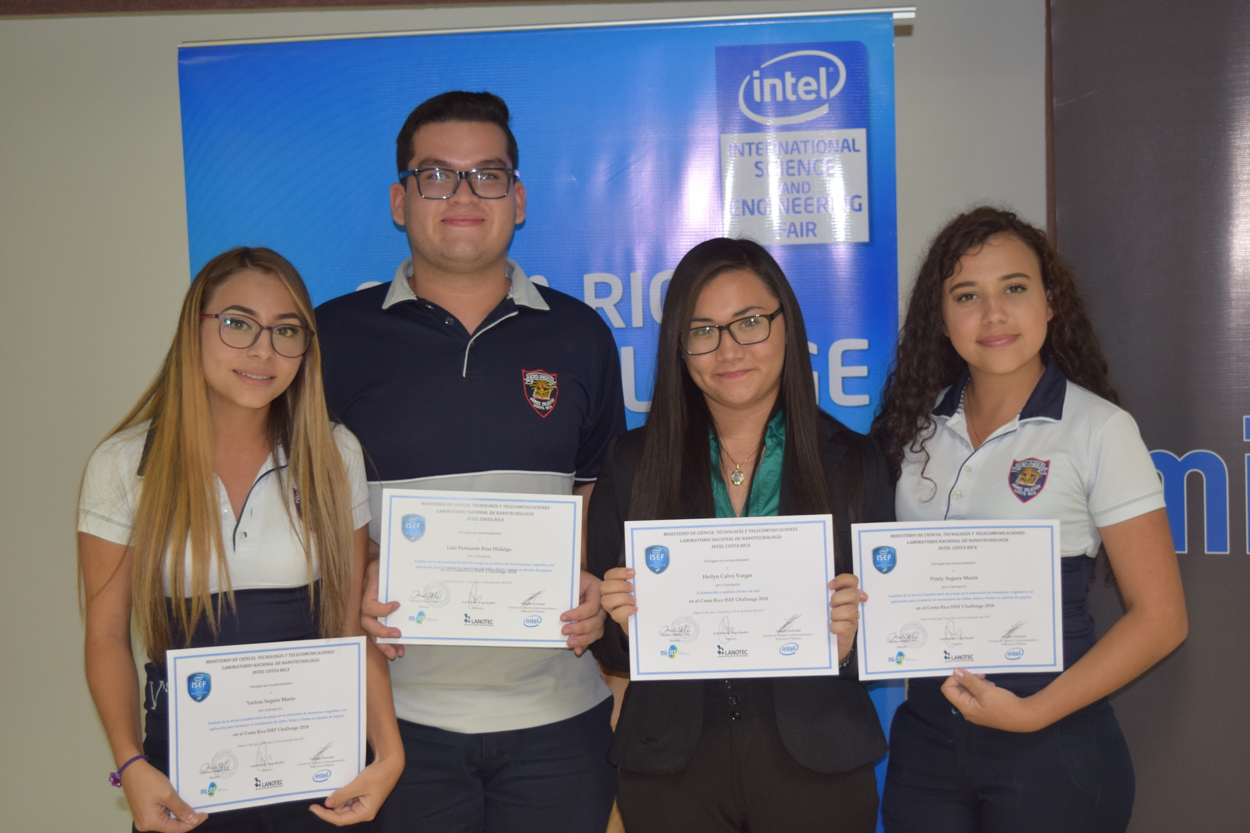 De izquierda a derecha: Yaricsa Segura Marín, Luis Fernando Ríos Hidalgo, Heilyn Dayanna Calvo Vargas, y Prisly Segura Marín.