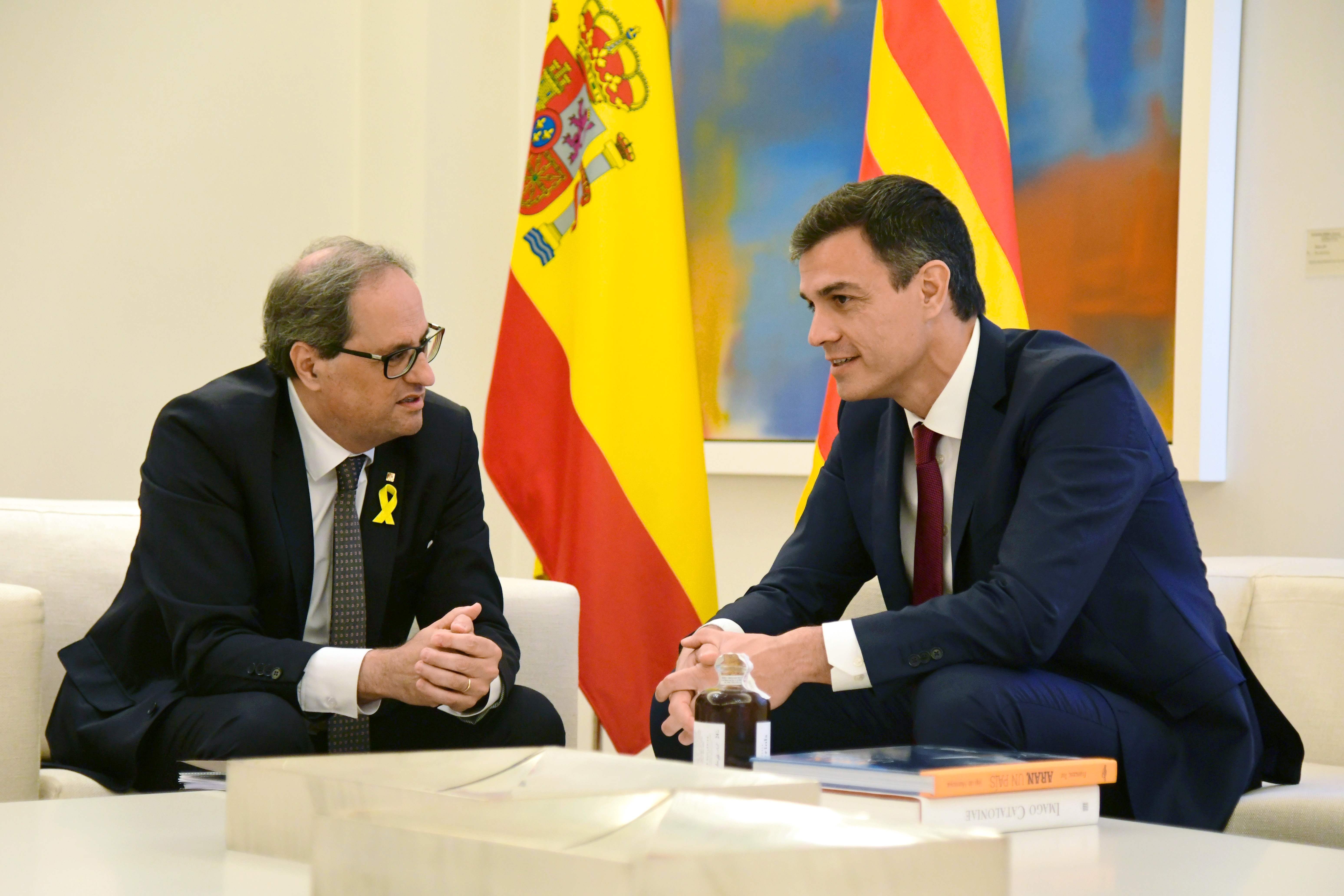 El primer ministro español, Pedro Sánchez (derecha), se reúne con el presidente catalán, Quim Torra, en el Palacio de la Moncloa, en Madrid el 9 de julio del 2018.