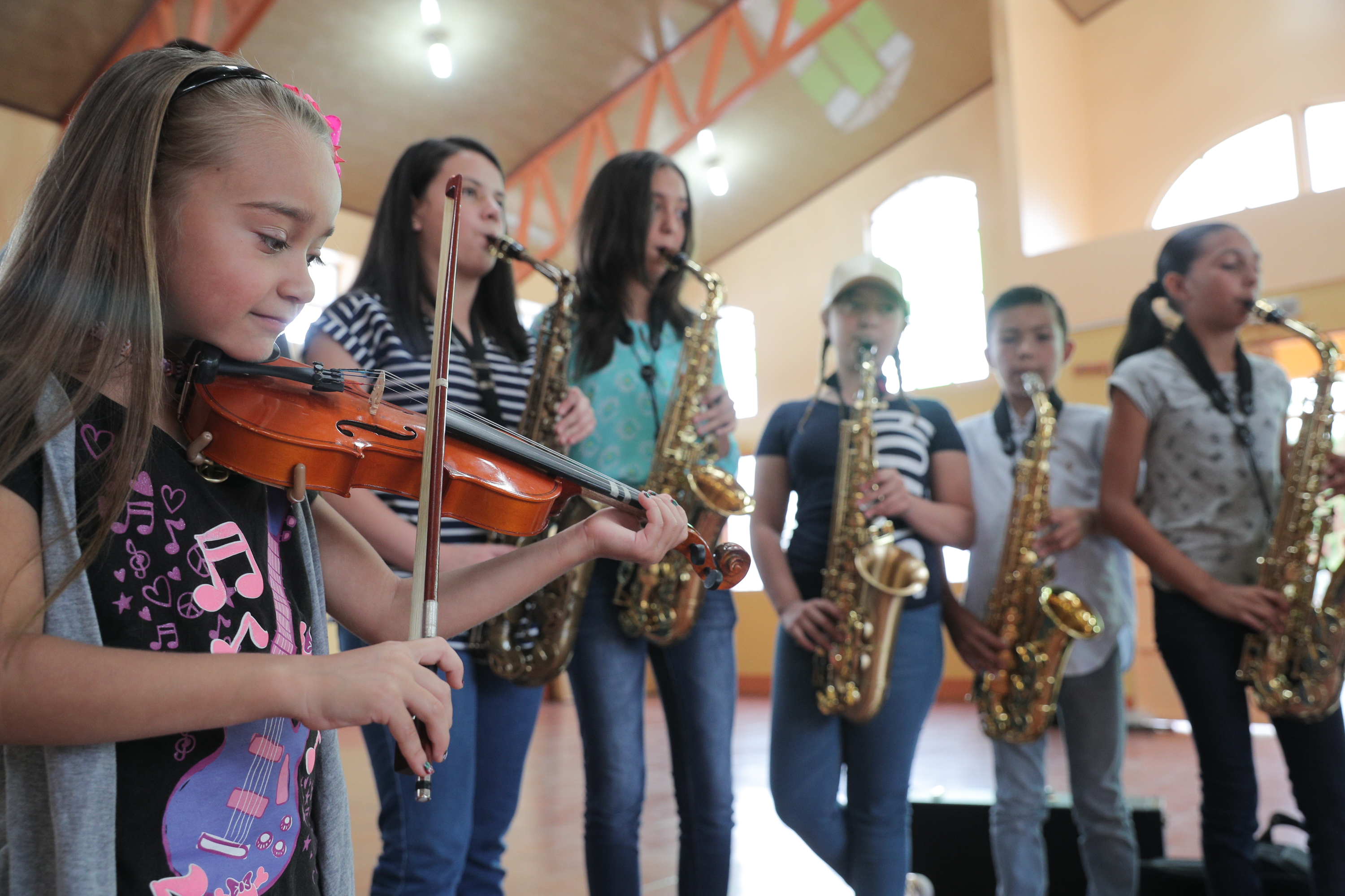 MATERIAL PARA VIVA. 12/7/2018. Santa Maria de Dota. Visita al canton de Dota para ver el renacer artistico que esta teniendo la region. En la foto aparece una parte del grupo de niños que asiste a las clases de musica de la municipalidad, Genesis Madrigal (en primer plano). Foto Jeffrey Zamora